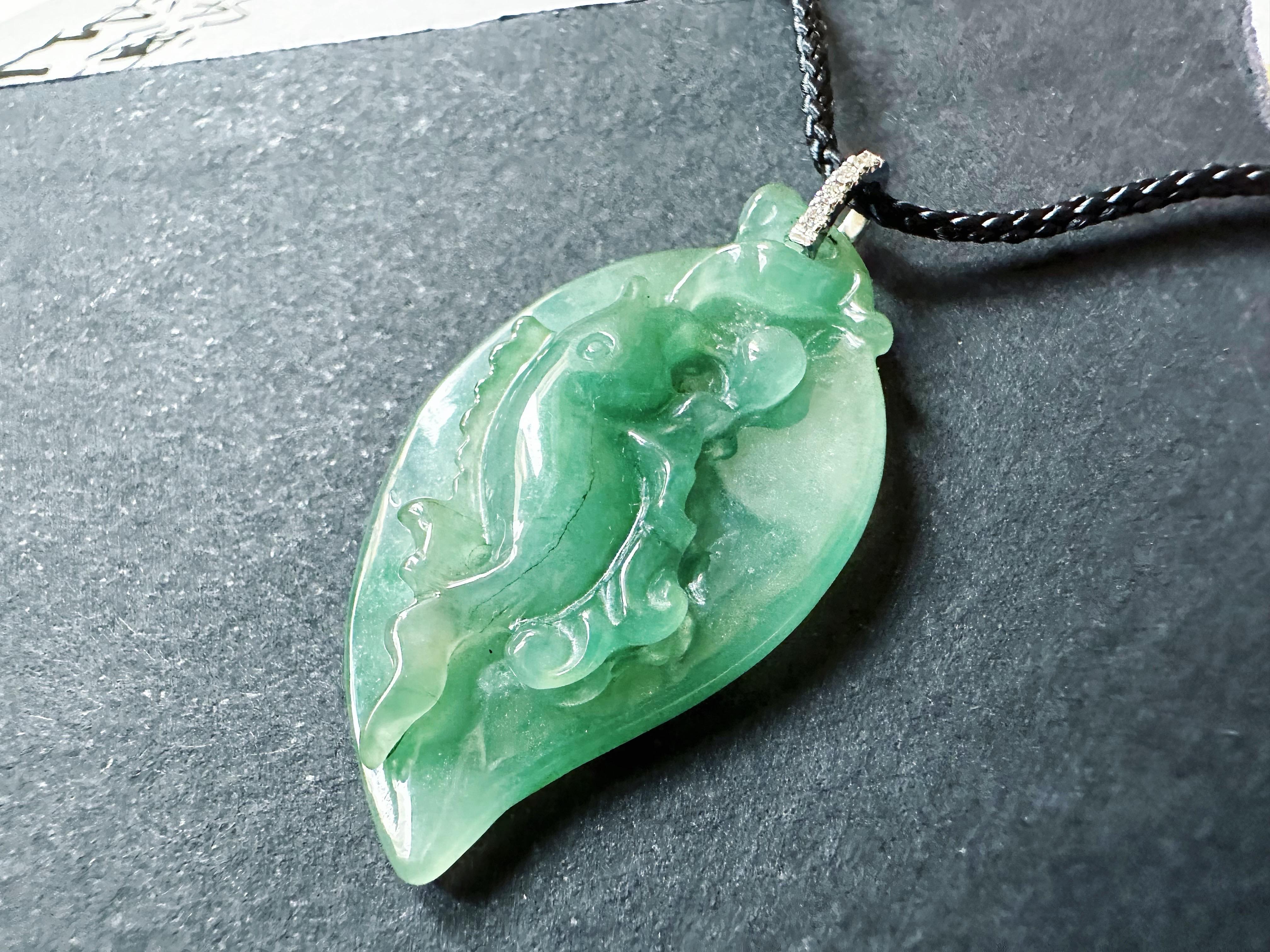 Ciondolo a forma di pesce di giada verde acqua naturale in oro bianco 18 carati con cappa di diamanti in vendita 8