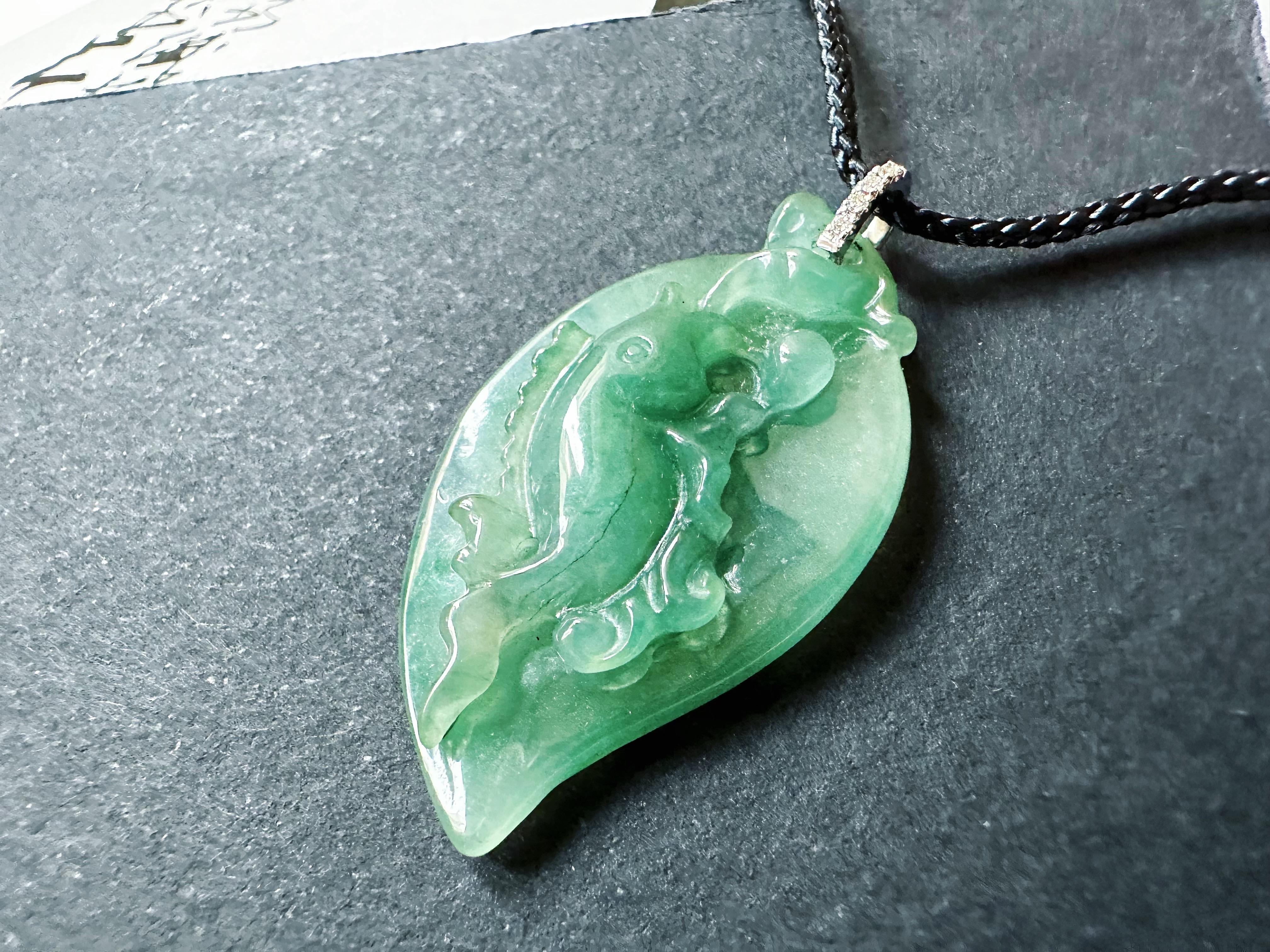 Ciondolo a forma di pesce di giada verde acqua naturale in oro bianco 18 carati con cappa di diamanti in vendita 11