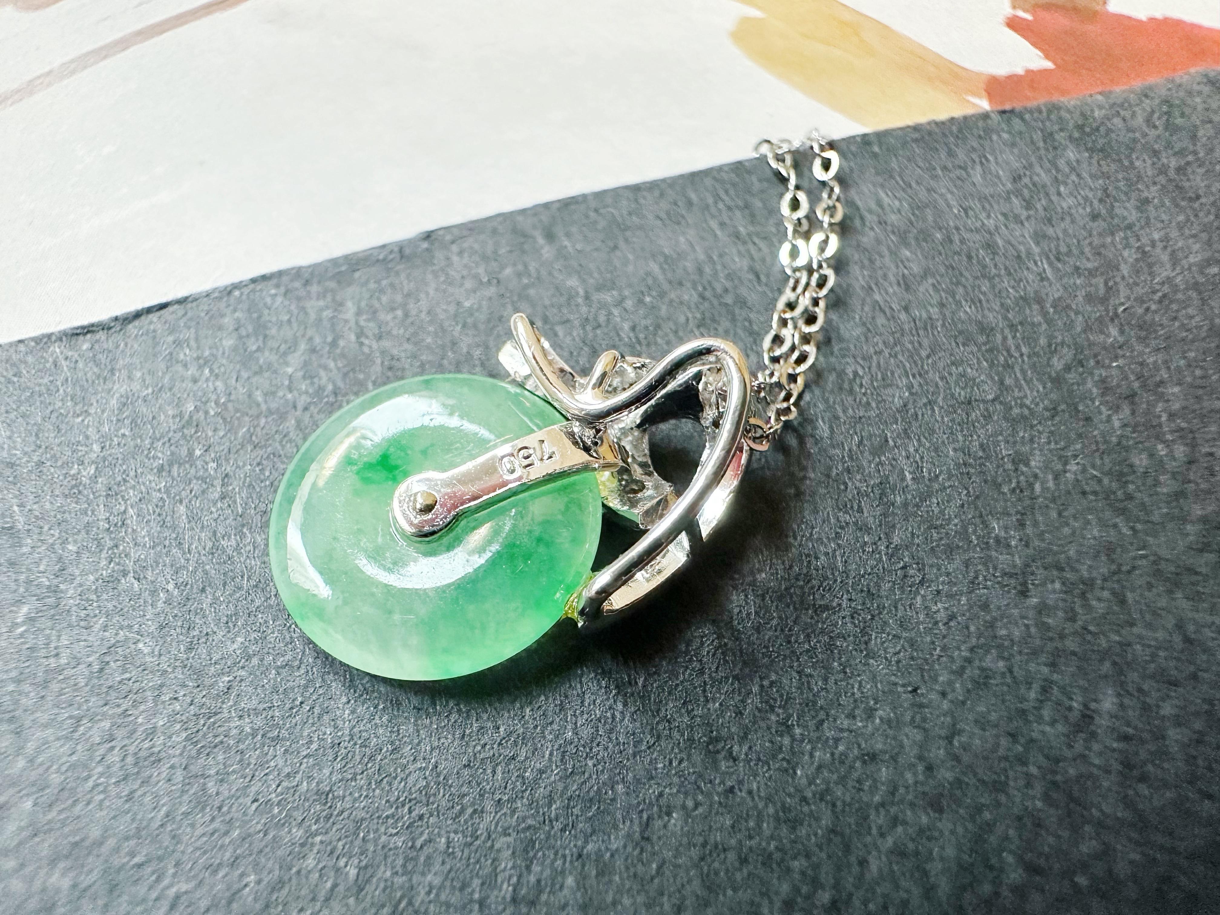 Pendentif en platine et diamant en jade rond naturel de type Vivid Diamonds du Myanmar en vente 9