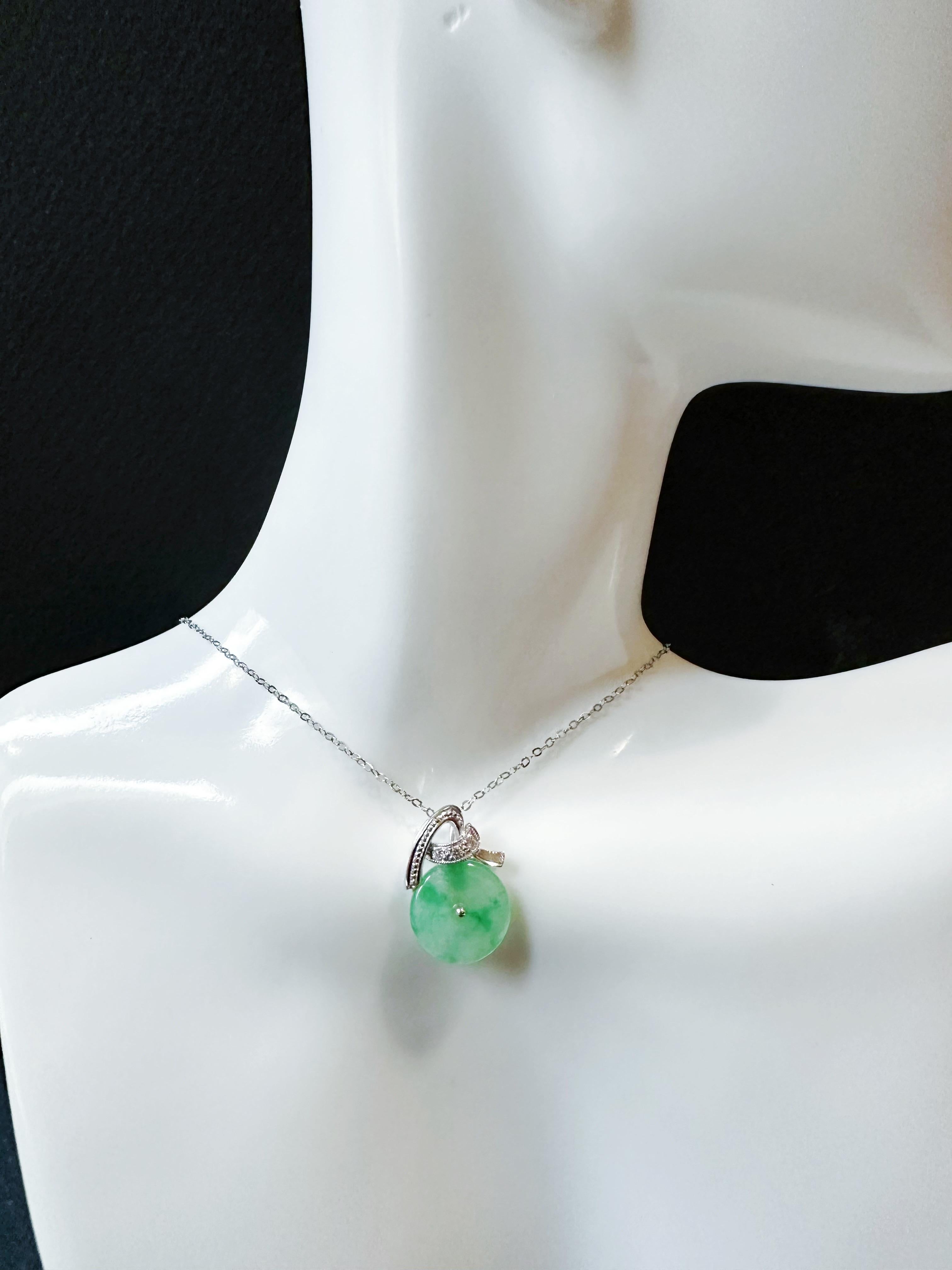 Pendentif en platine et diamant en jade rond naturel de type Vivid Diamonds du Myanmar en vente 14