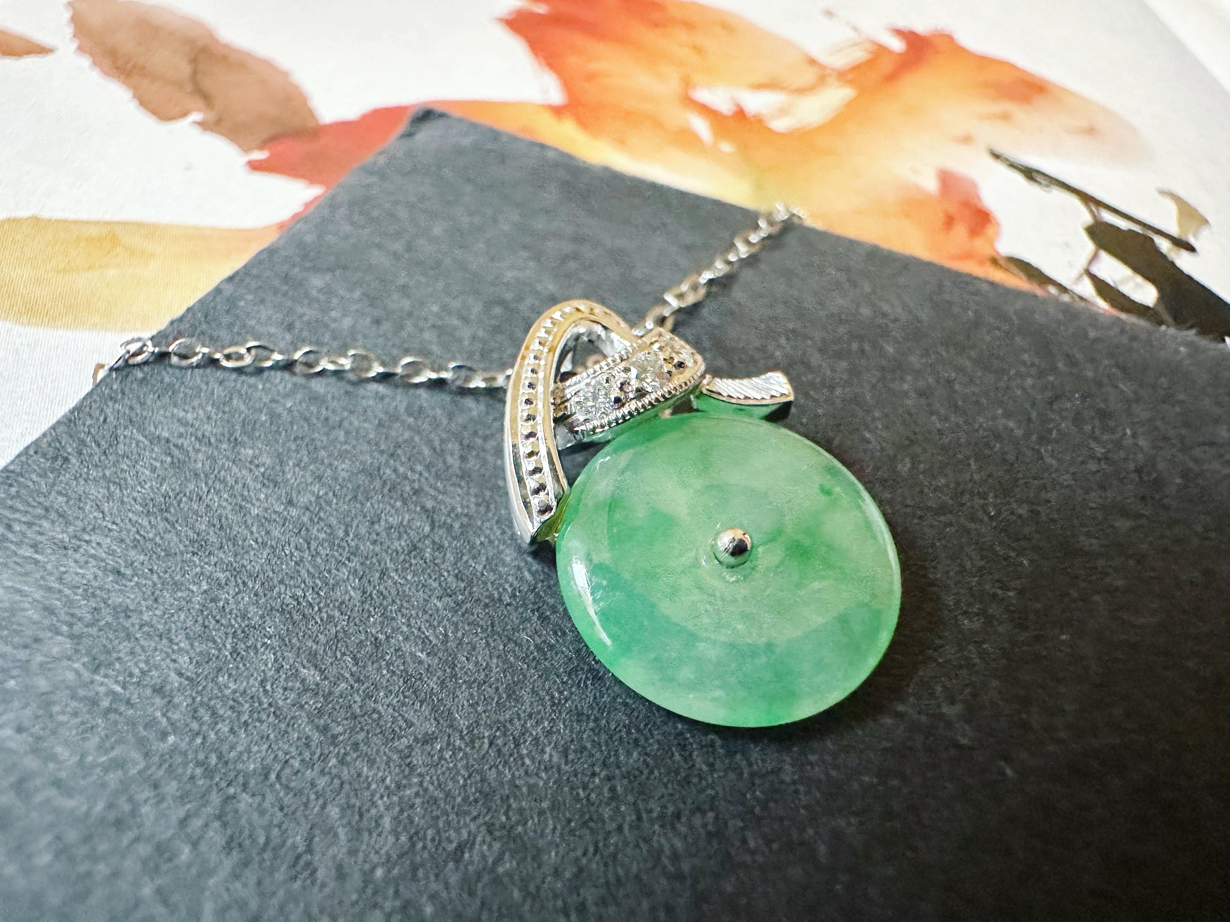 Pendentif en platine et diamant en jade rond naturel de type Vivid Diamonds du Myanmar en vente 4
