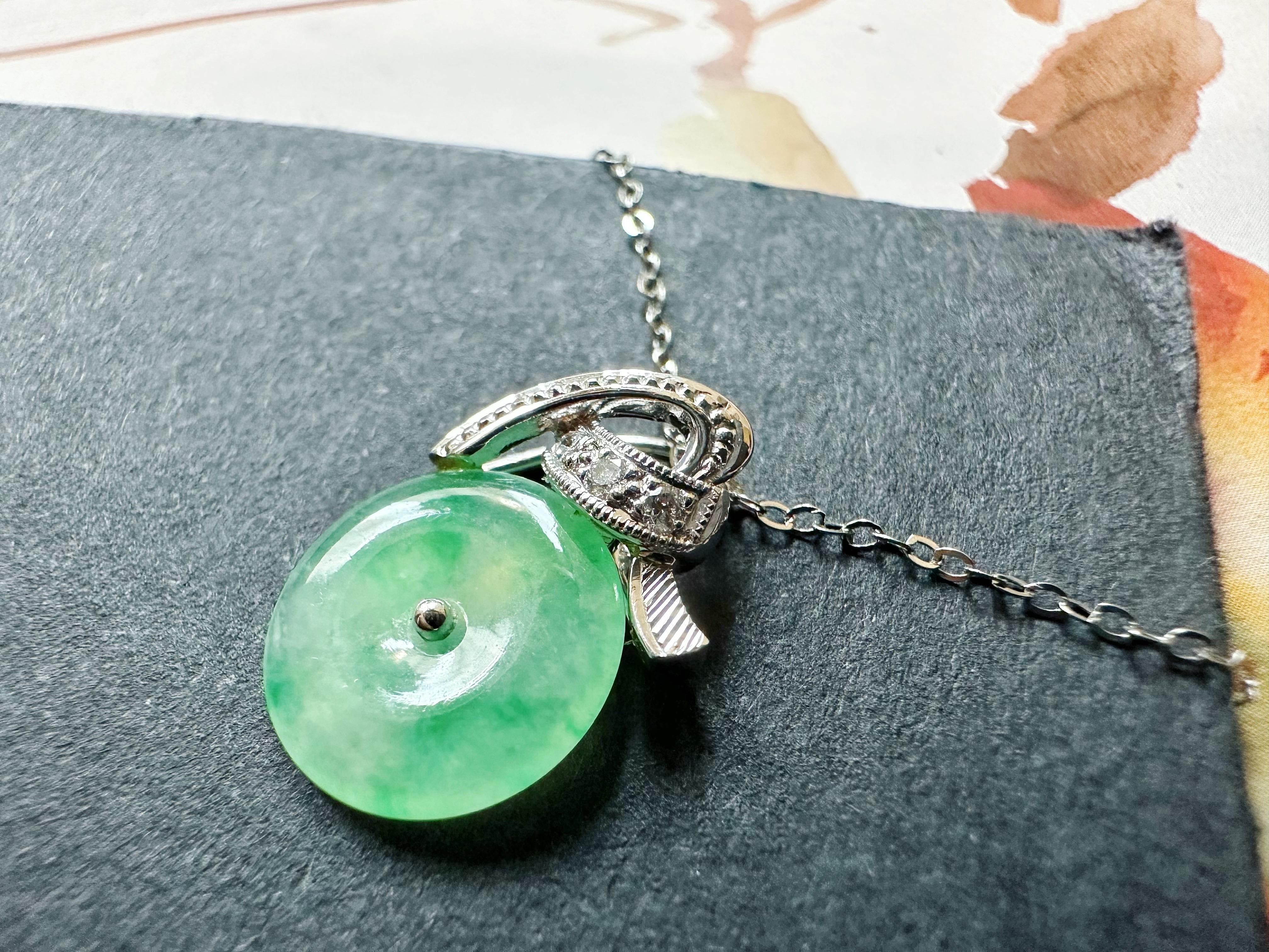 Pendentif en platine et diamant en jade rond naturel de type Vivid Diamonds du Myanmar en vente 5