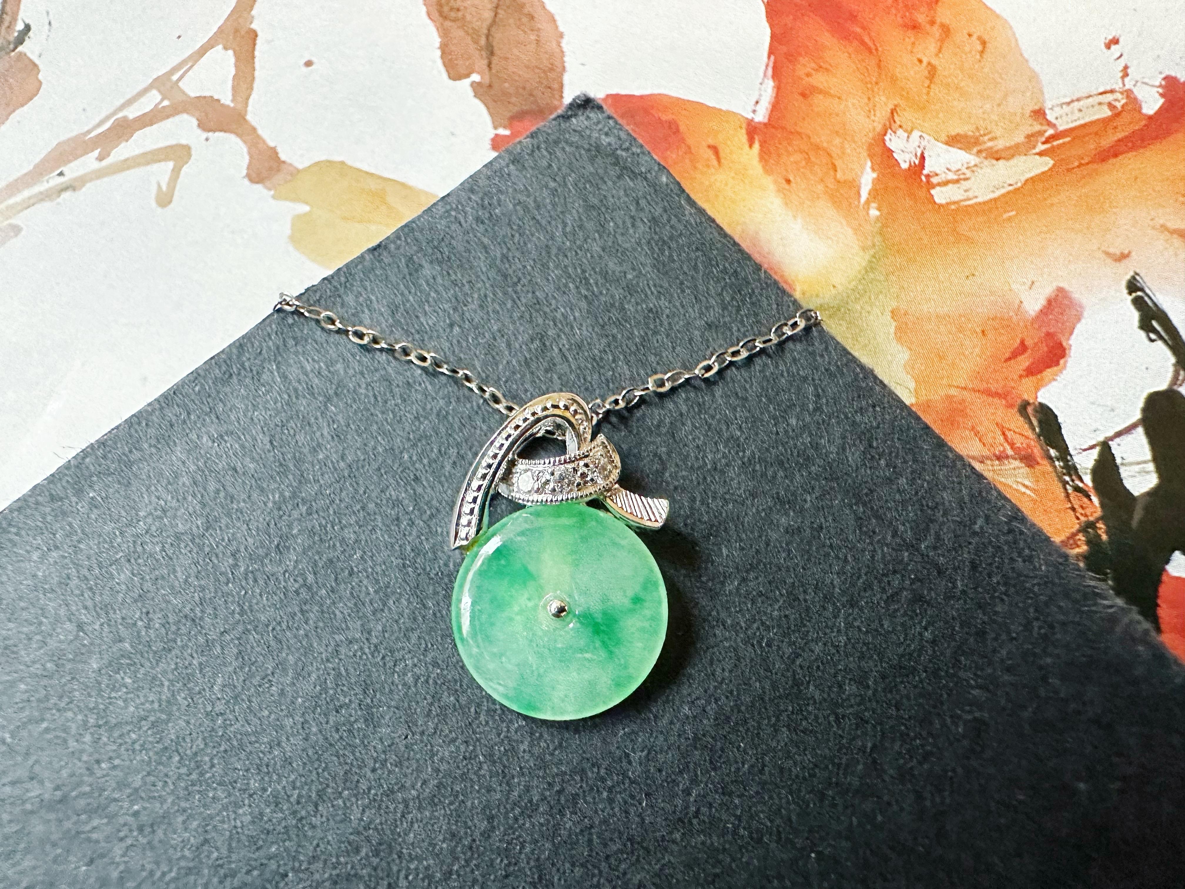 Pendentif en platine et diamant en jade rond naturel de type Vivid Diamonds du Myanmar en vente 1