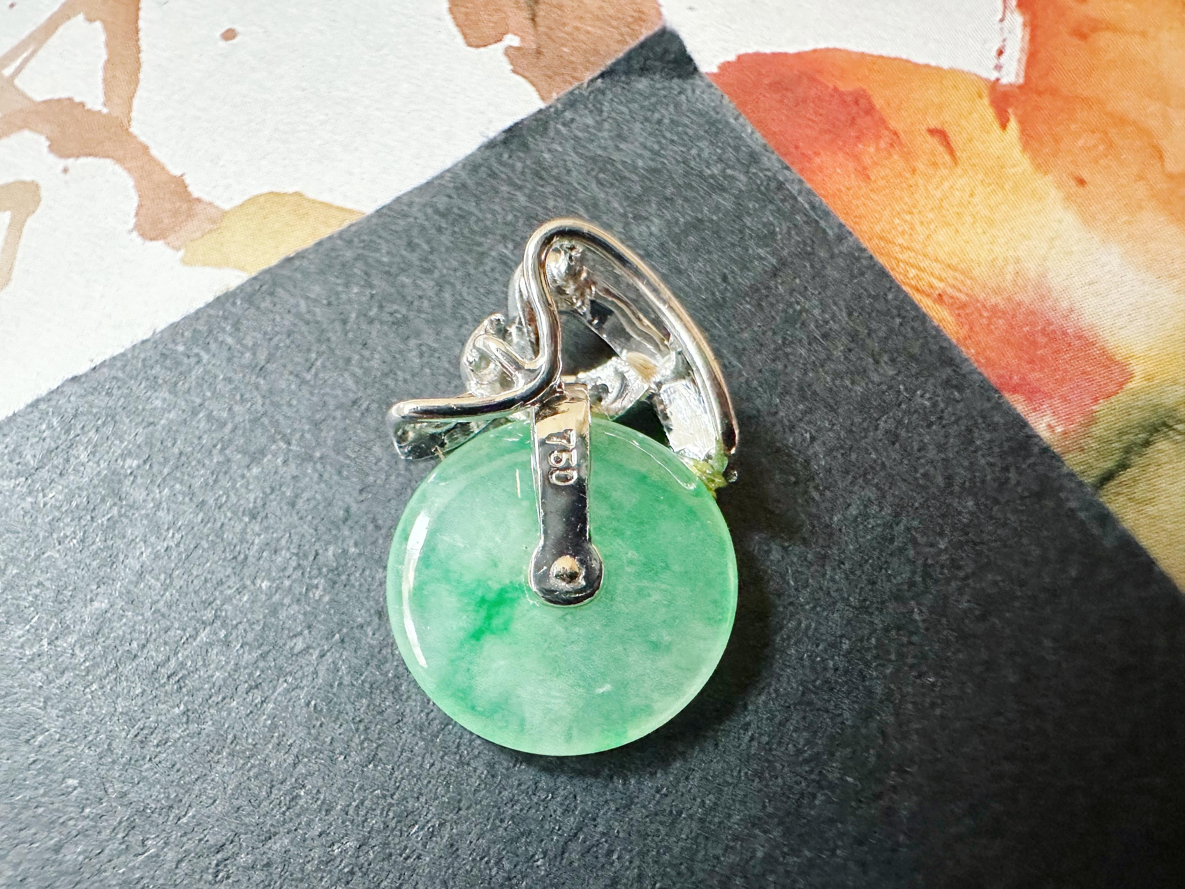 Pendentif en platine et diamant en jade rond naturel de type Vivid Diamonds du Myanmar en vente 7