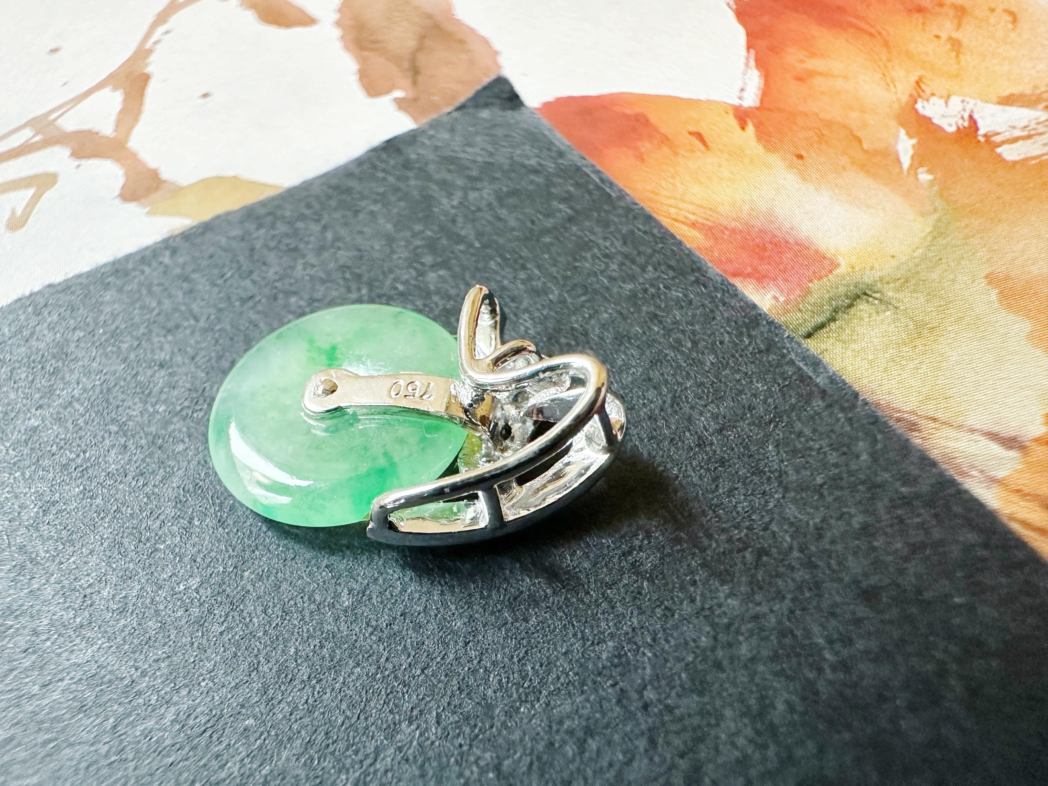 Pendentif en platine et diamant en jade rond naturel de type Vivid Diamonds du Myanmar en vente 8