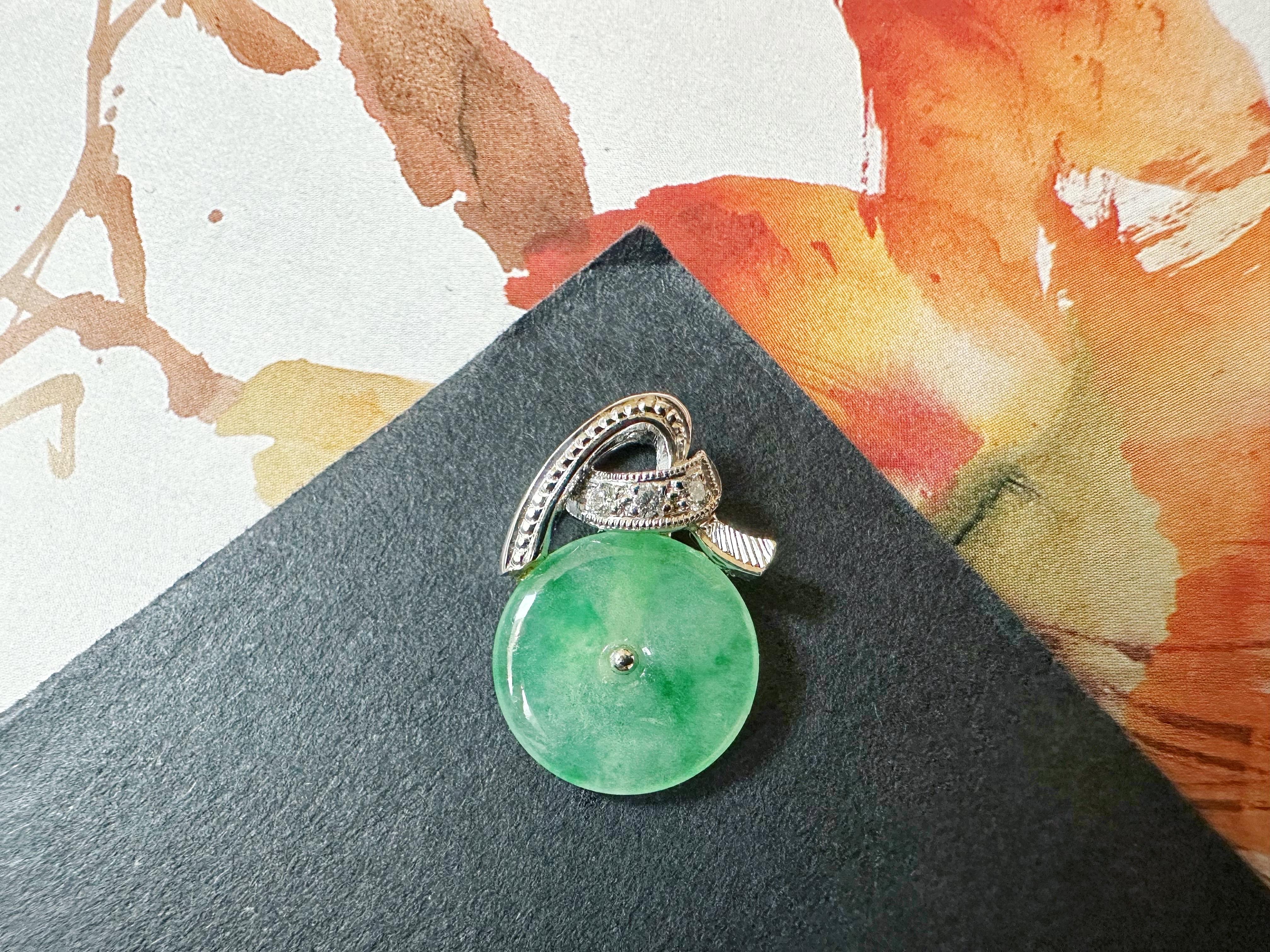 Art nouveau Pendentif en platine et diamant en jade rond naturel de type Vivid Diamonds du Myanmar en vente