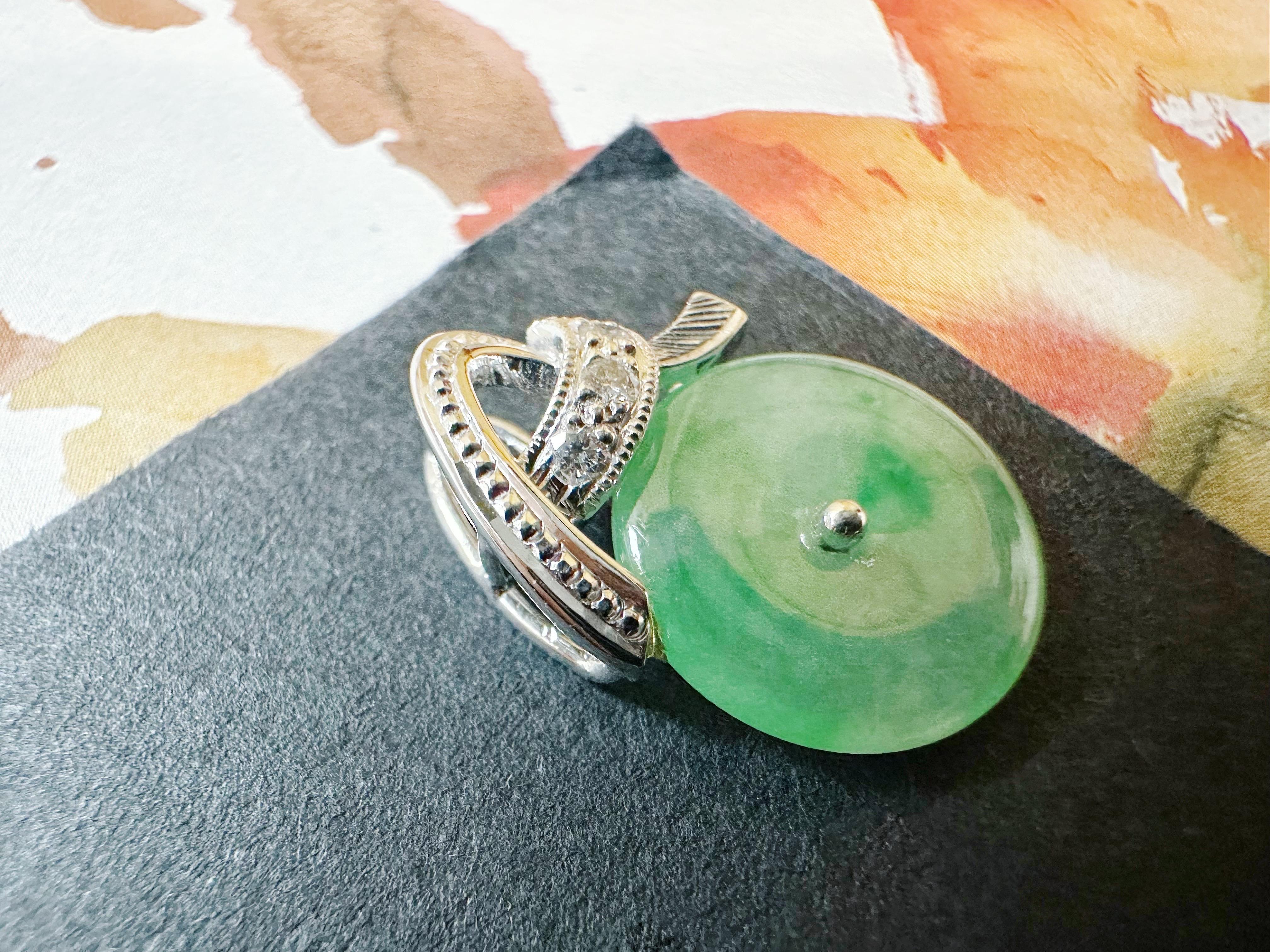 Pendentif en platine et diamant en jade rond naturel de type Vivid Diamonds du Myanmar en vente 6