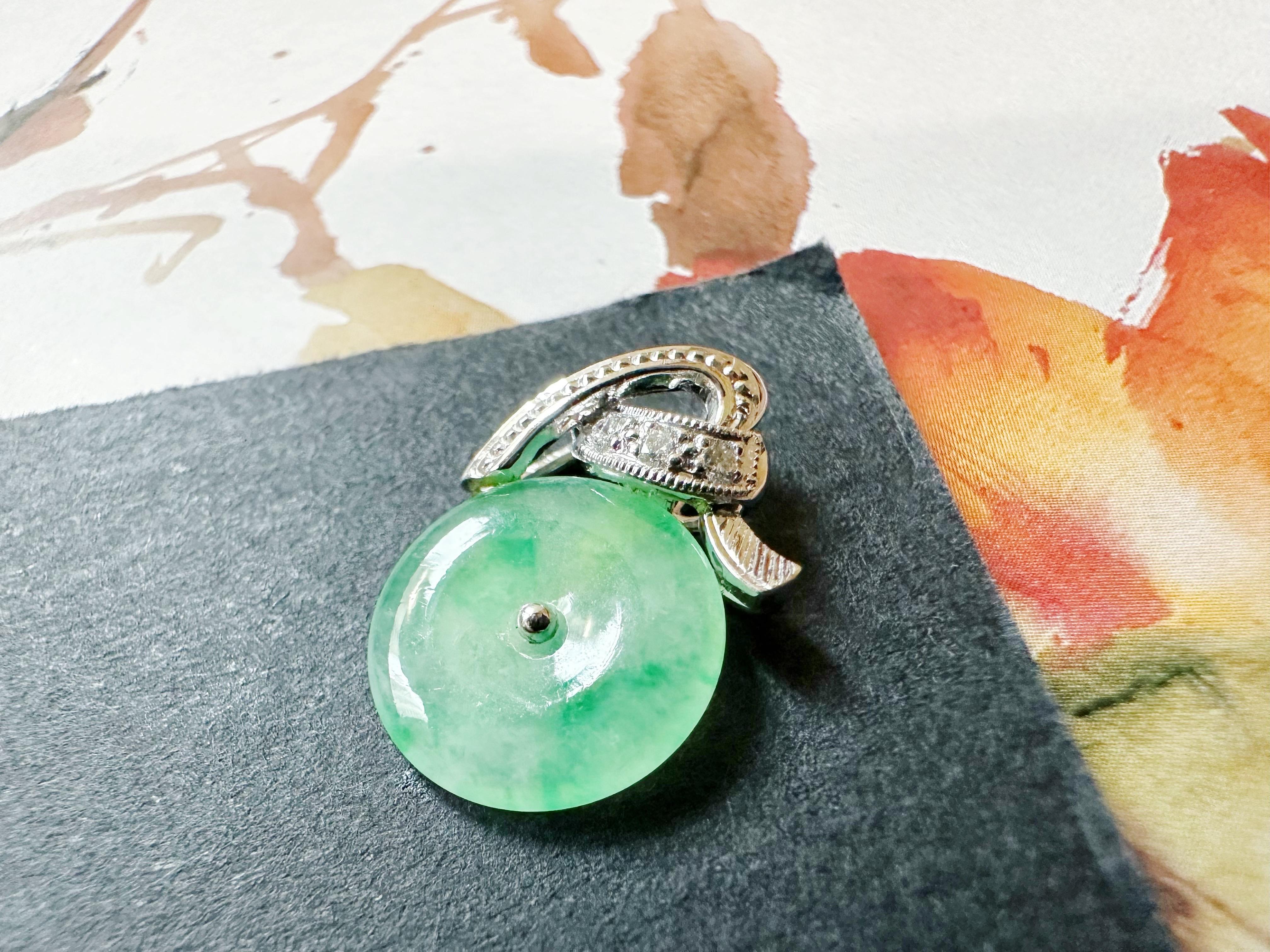 Pendentif en platine et diamant en jade rond naturel de type Vivid Diamonds du Myanmar en vente 2