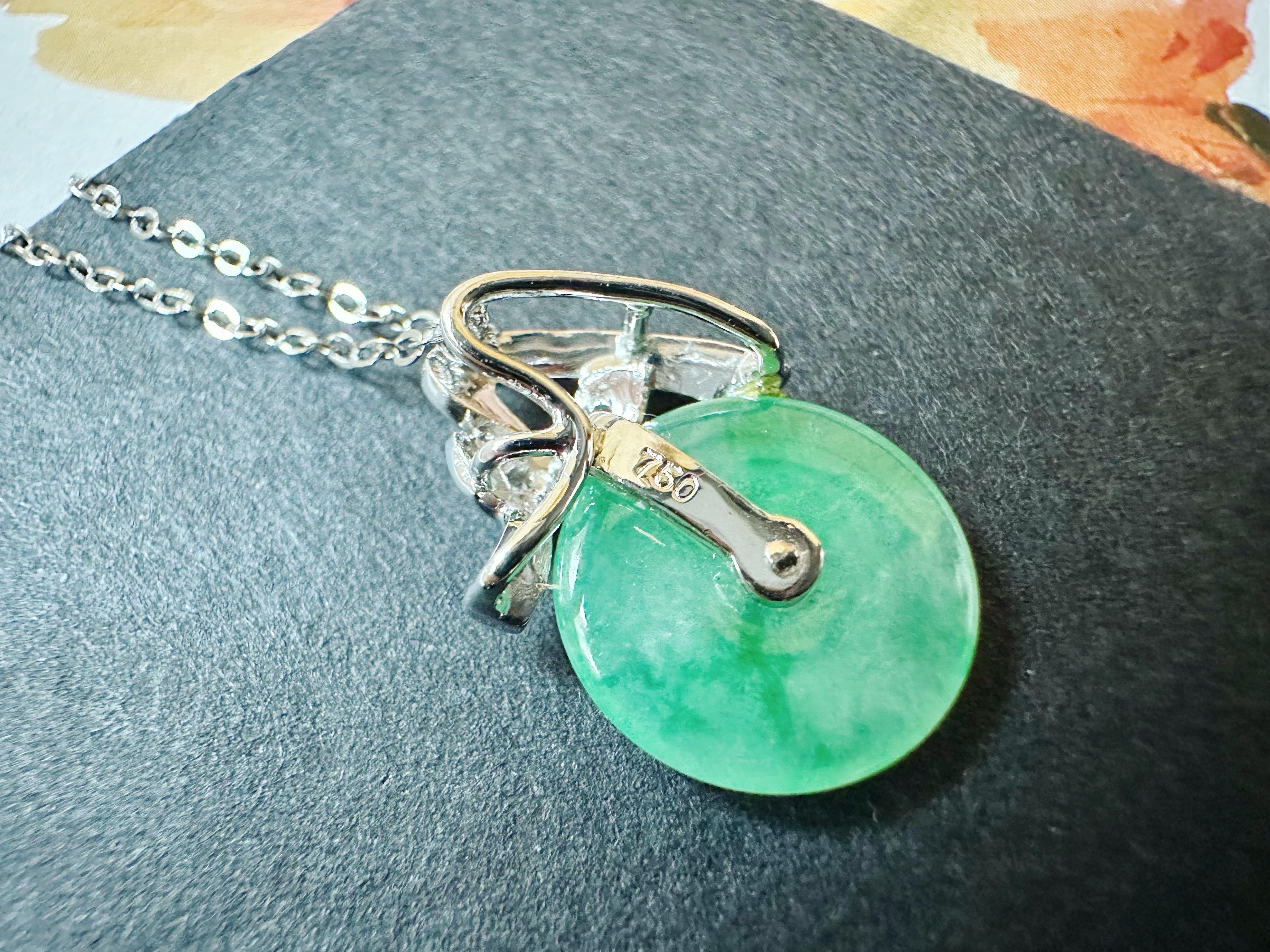 Pendentif en platine et diamant en jade rond naturel de type Vivid Diamonds du Myanmar en vente 11