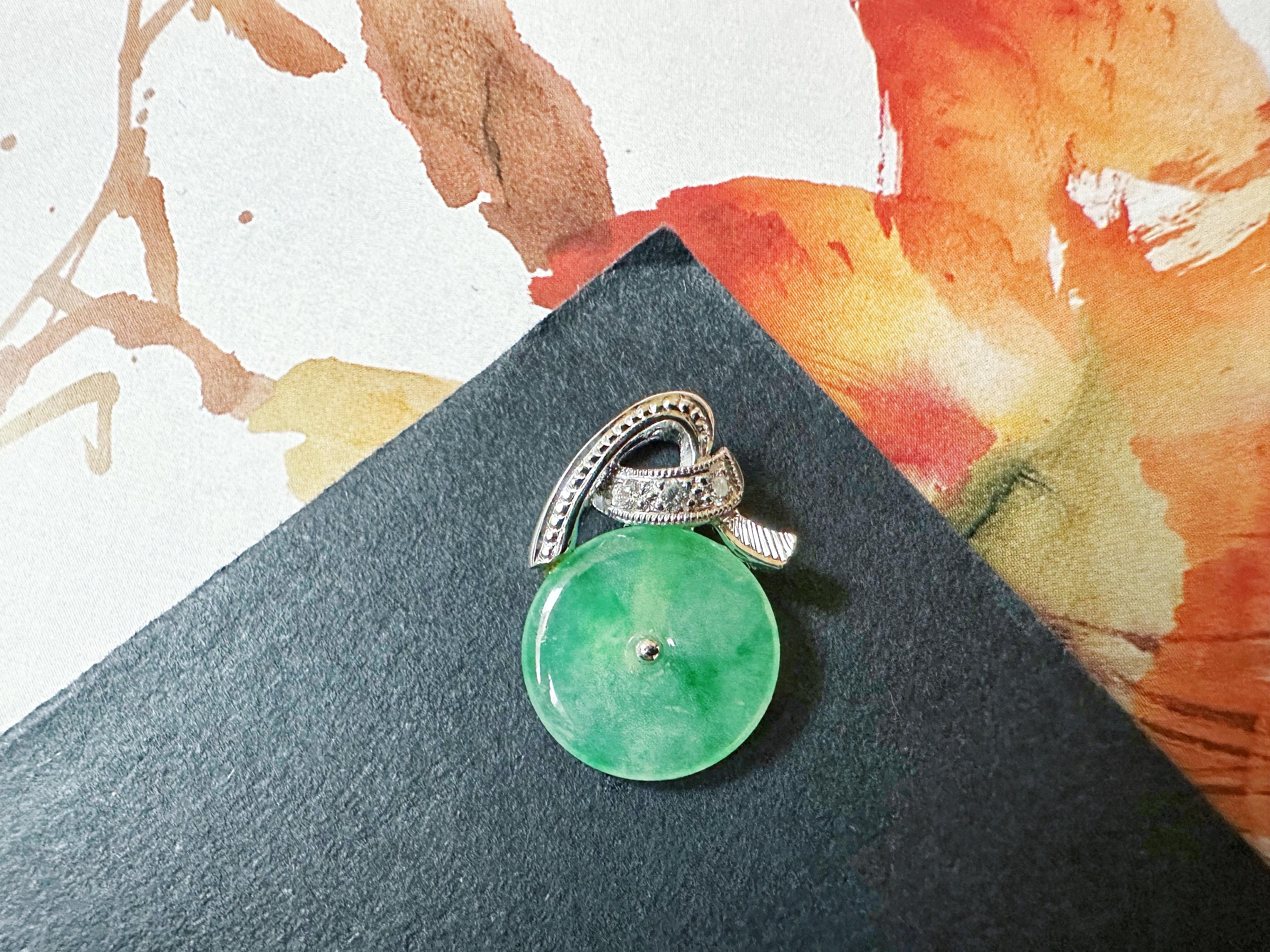 Taille ronde Pendentif en platine et diamant en jade rond naturel de type Vivid Diamonds du Myanmar en vente