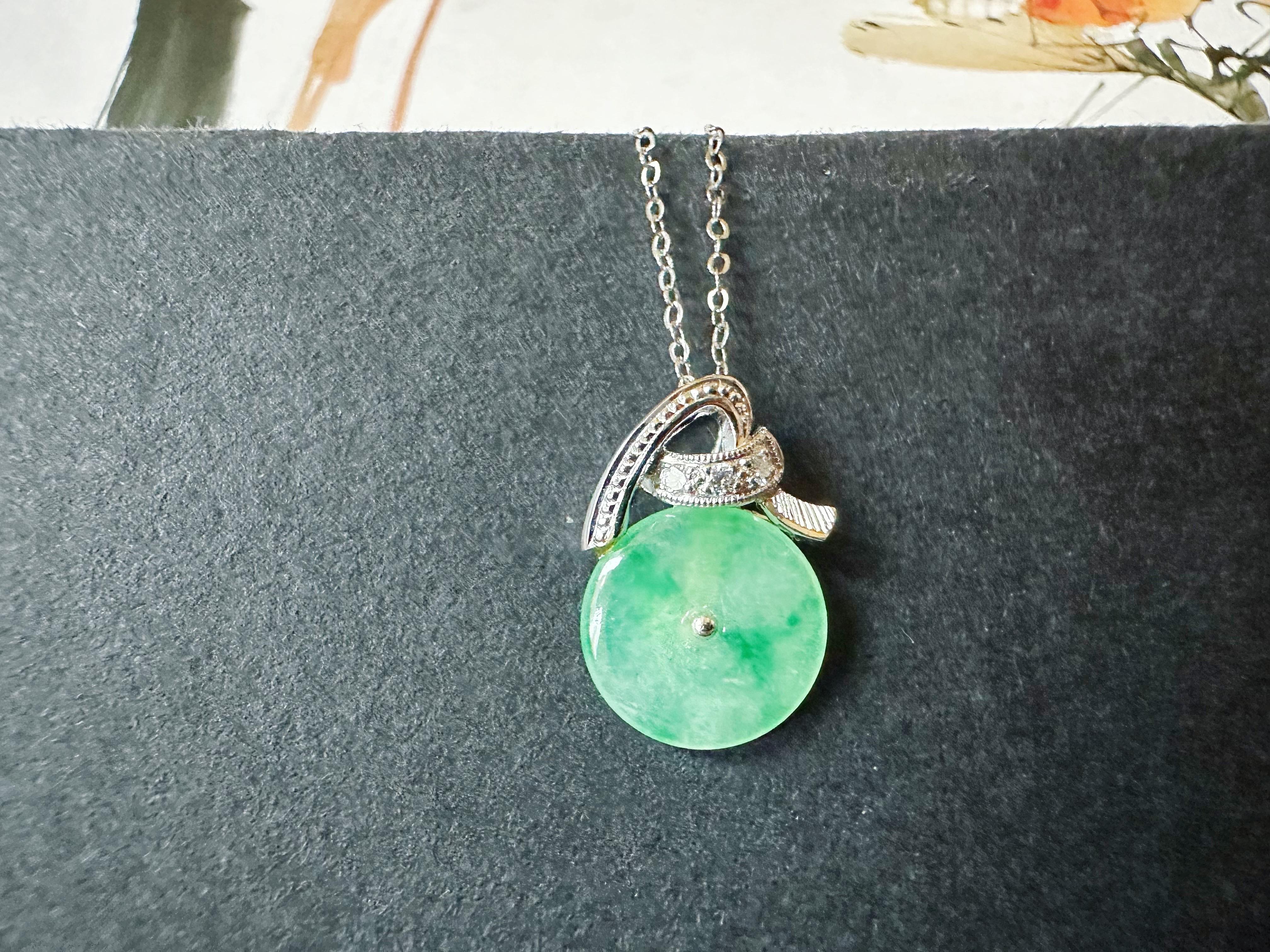 Pendentif en platine et diamant en jade rond naturel de type Vivid Diamonds du Myanmar Unisexe en vente