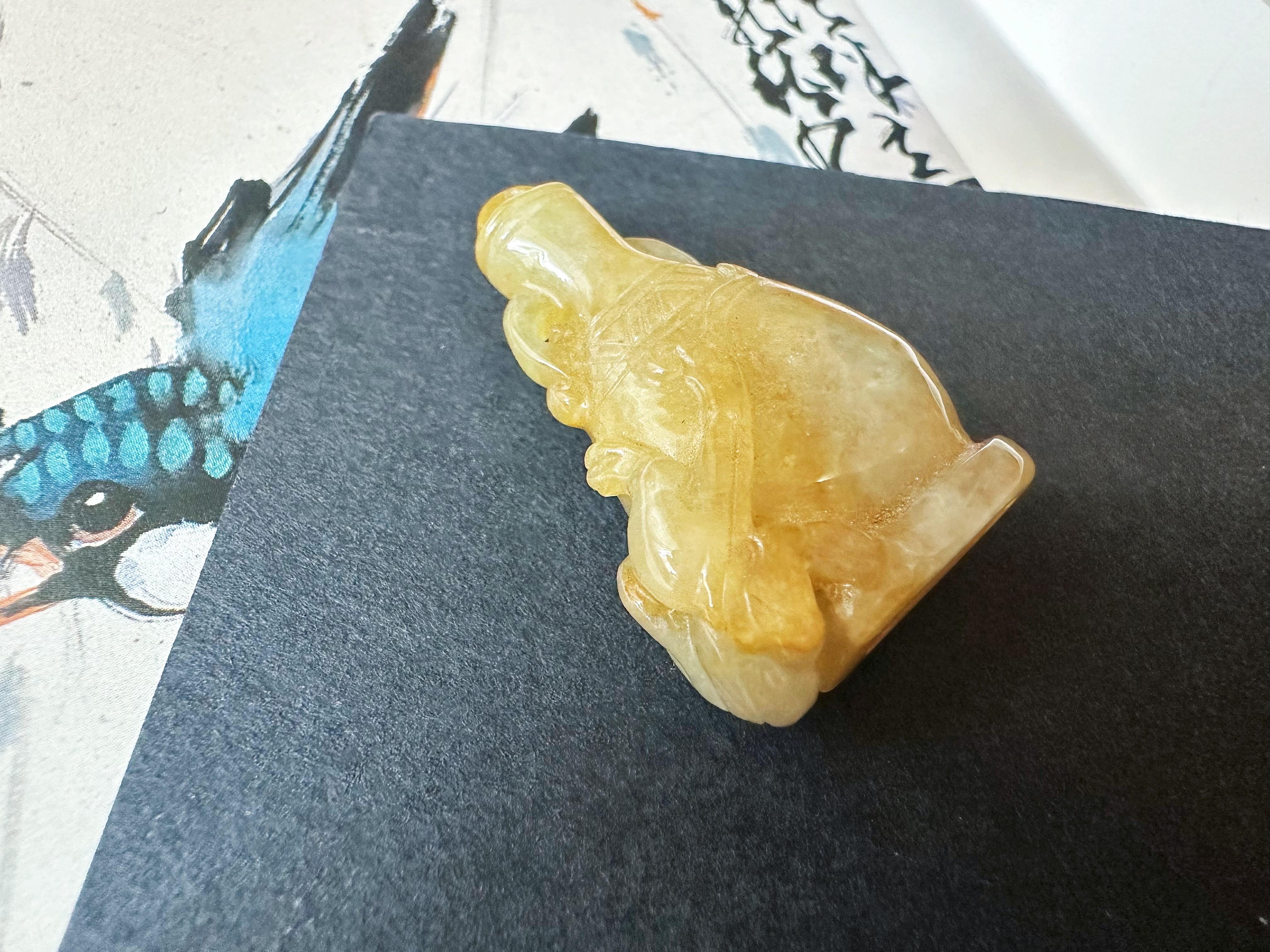 Ciondolo a forma di vaso in giada gialla miele del Myanmar, gemma sfusa per gioielli in vendita 3