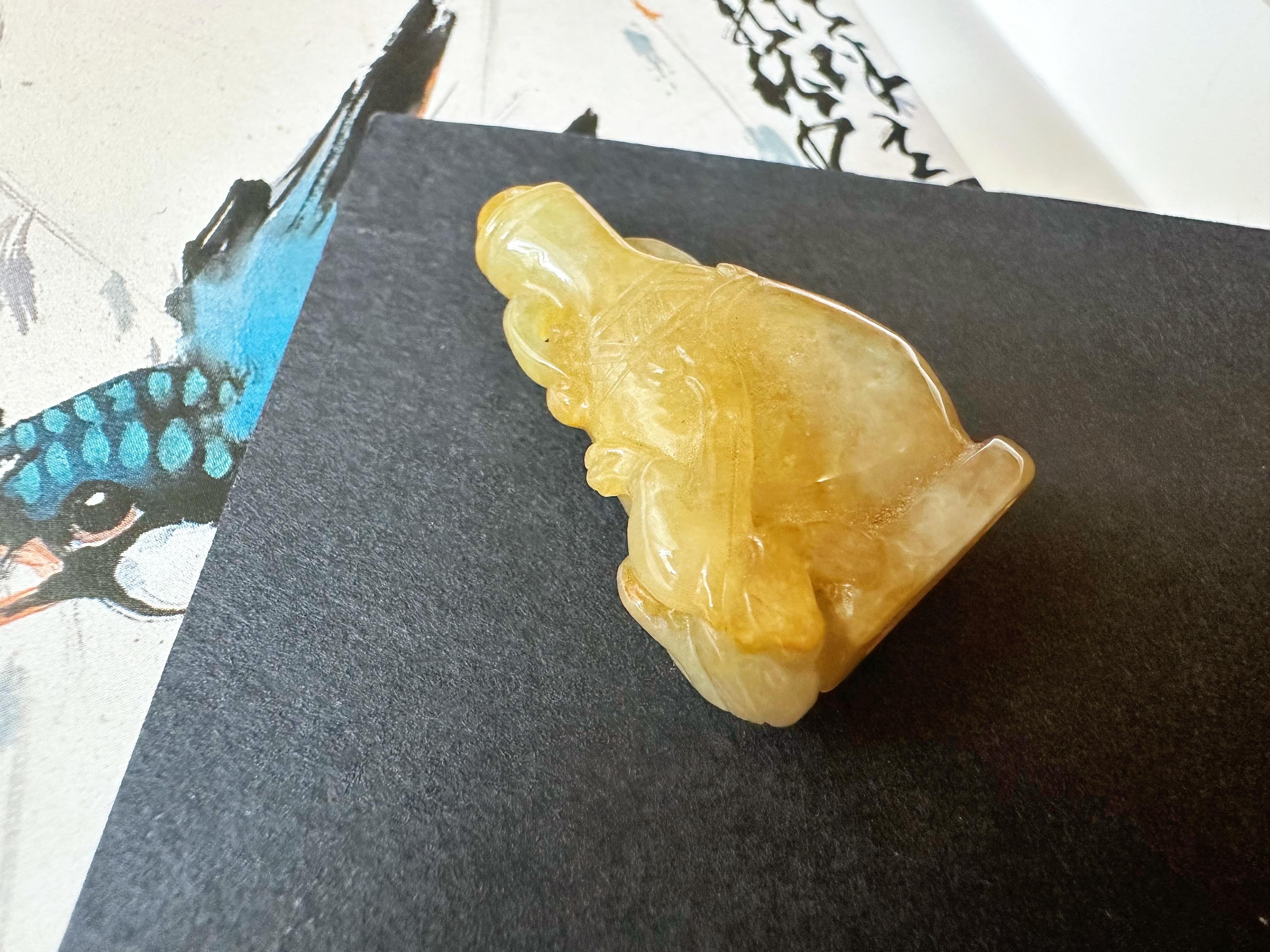 Ciondolo a forma di vaso in giada gialla miele del Myanmar, gemma sfusa per gioielli in vendita 8