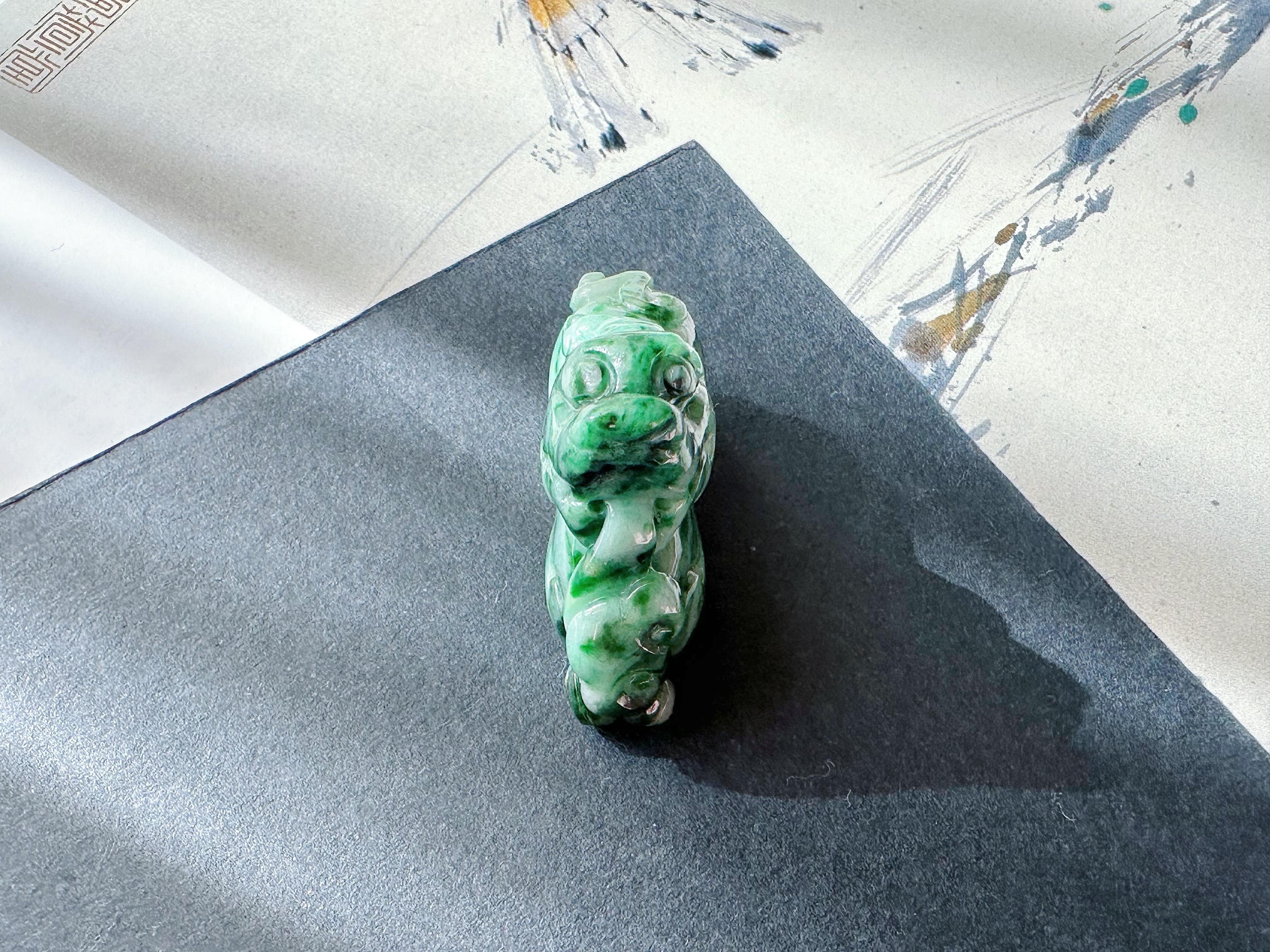 Ciondolo di giada verde naturale del Myanmar PiXiu - fortuna e prosperità in vendita 9