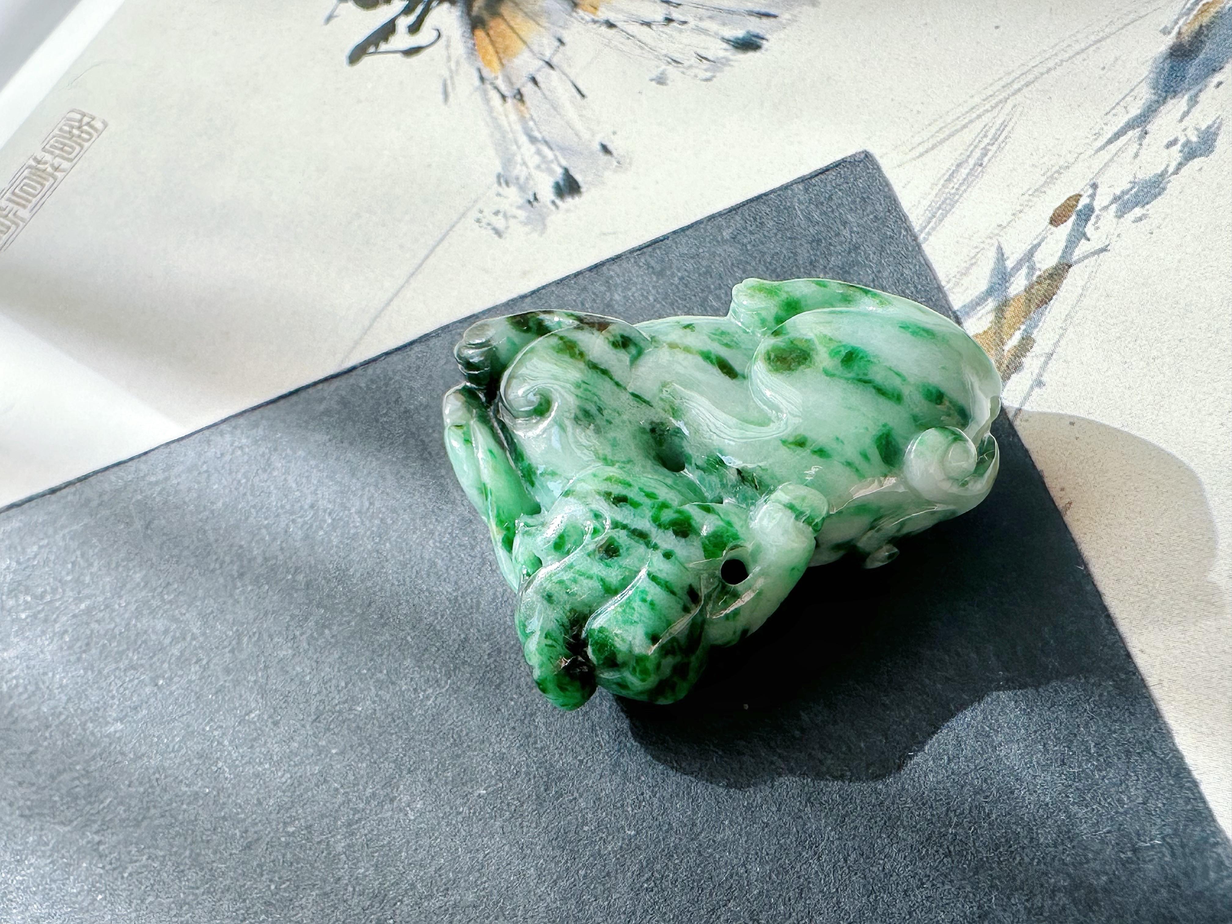 Ciondolo di giada verde naturale del Myanmar PiXiu - fortuna e prosperità in vendita 10