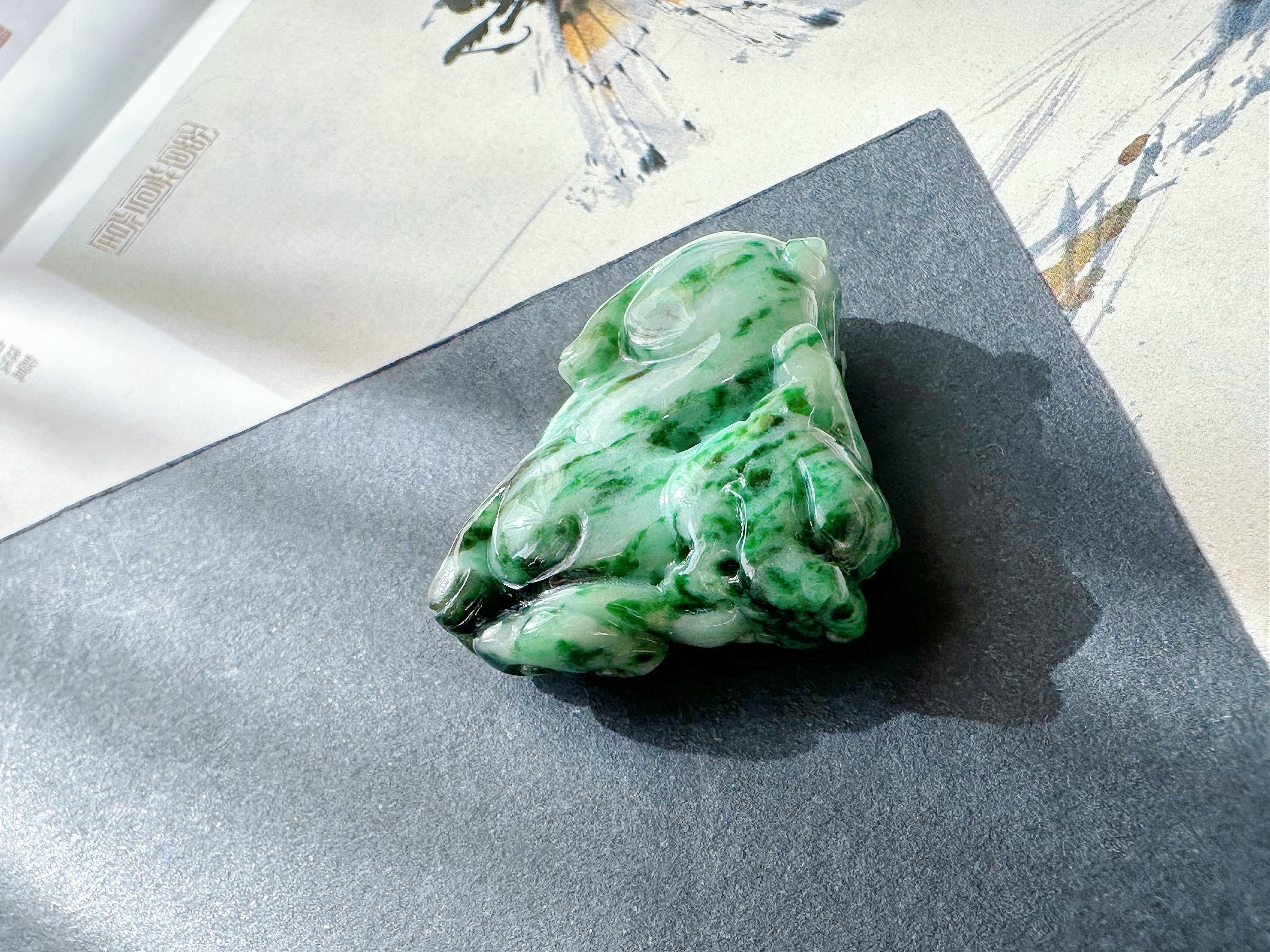 Ciondolo di giada verde naturale del Myanmar PiXiu - fortuna e prosperità in vendita 11