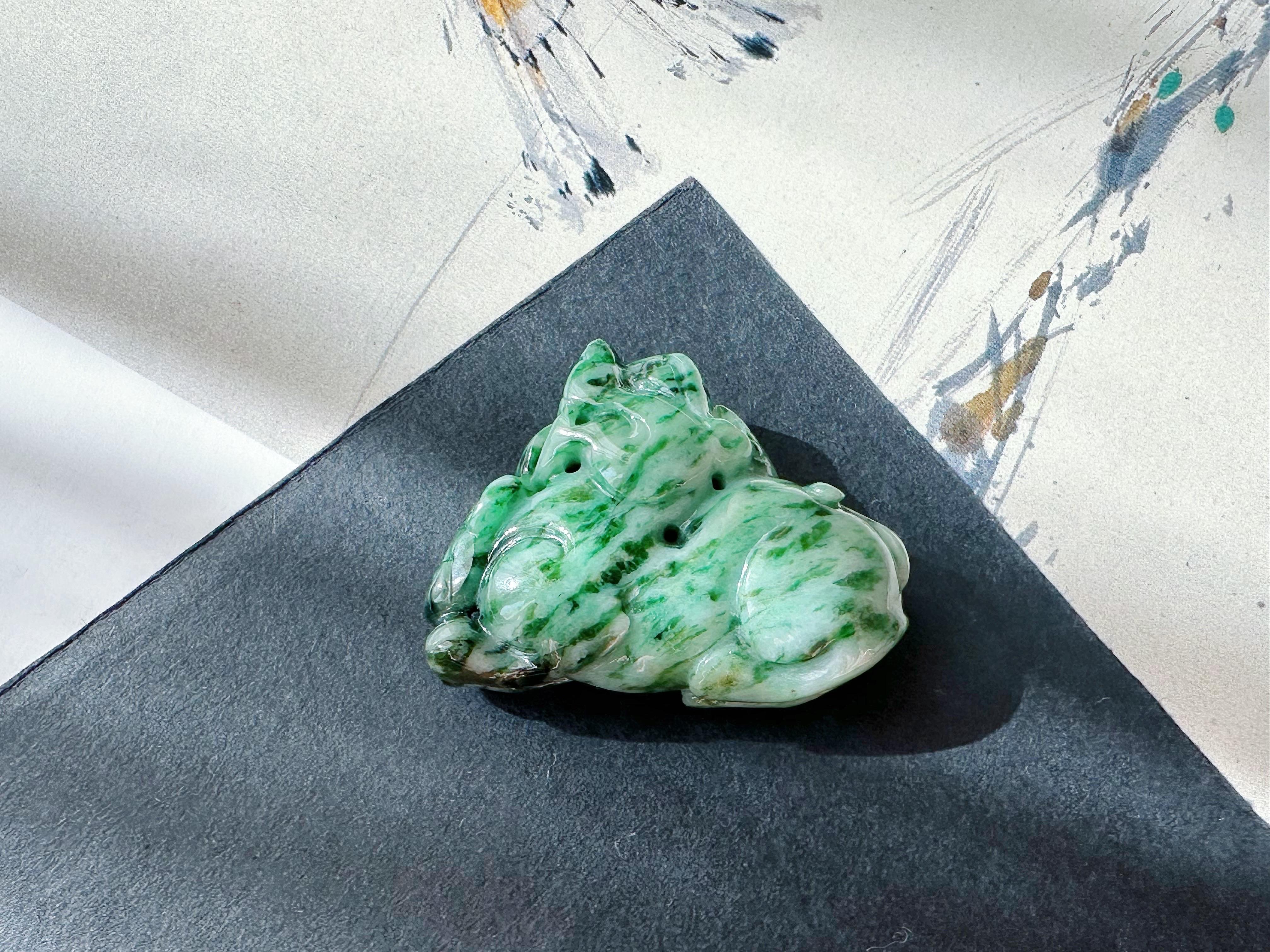 Ciondolo di giada verde naturale del Myanmar PiXiu - fortuna e prosperità in vendita 12