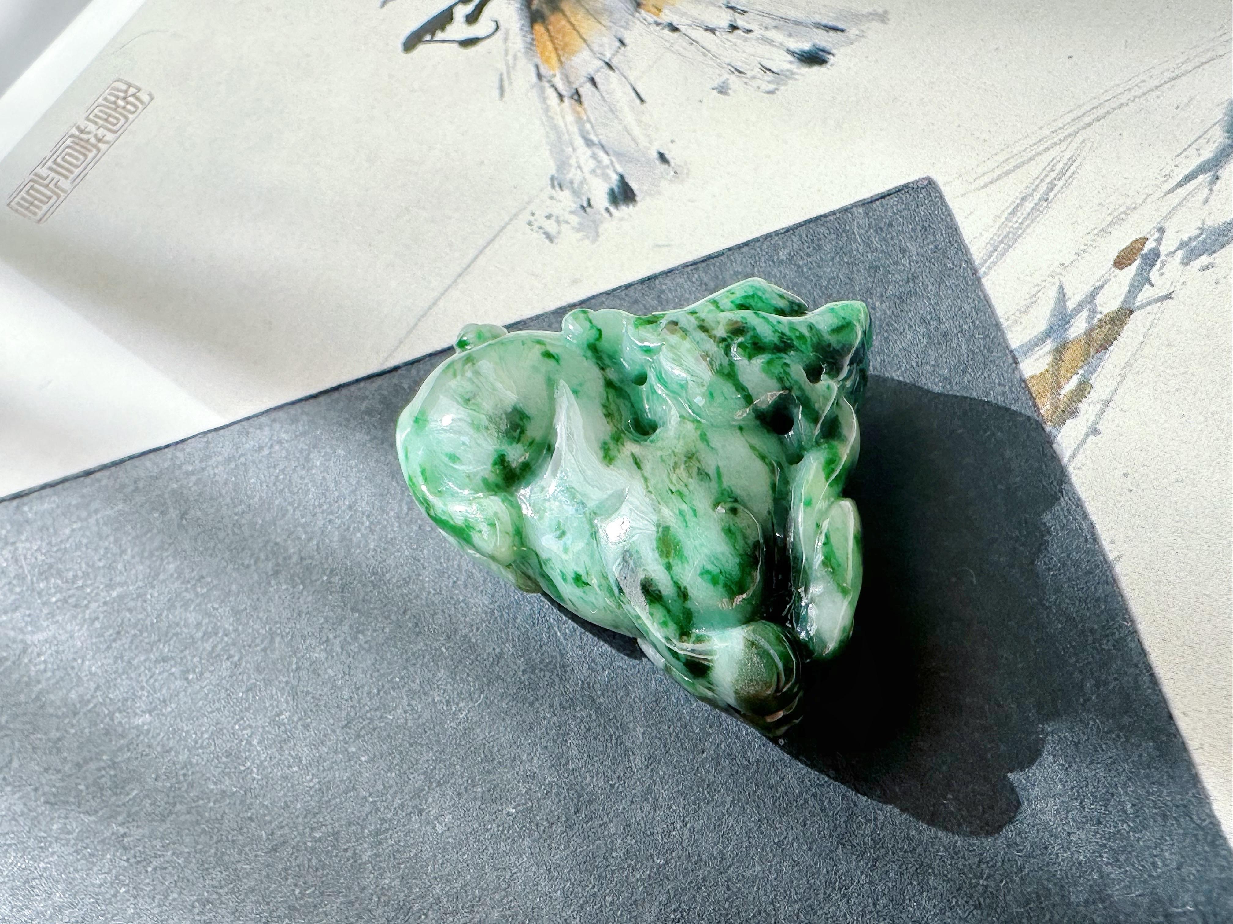 Ciondolo di giada verde naturale del Myanmar PiXiu - fortuna e prosperità in vendita 13