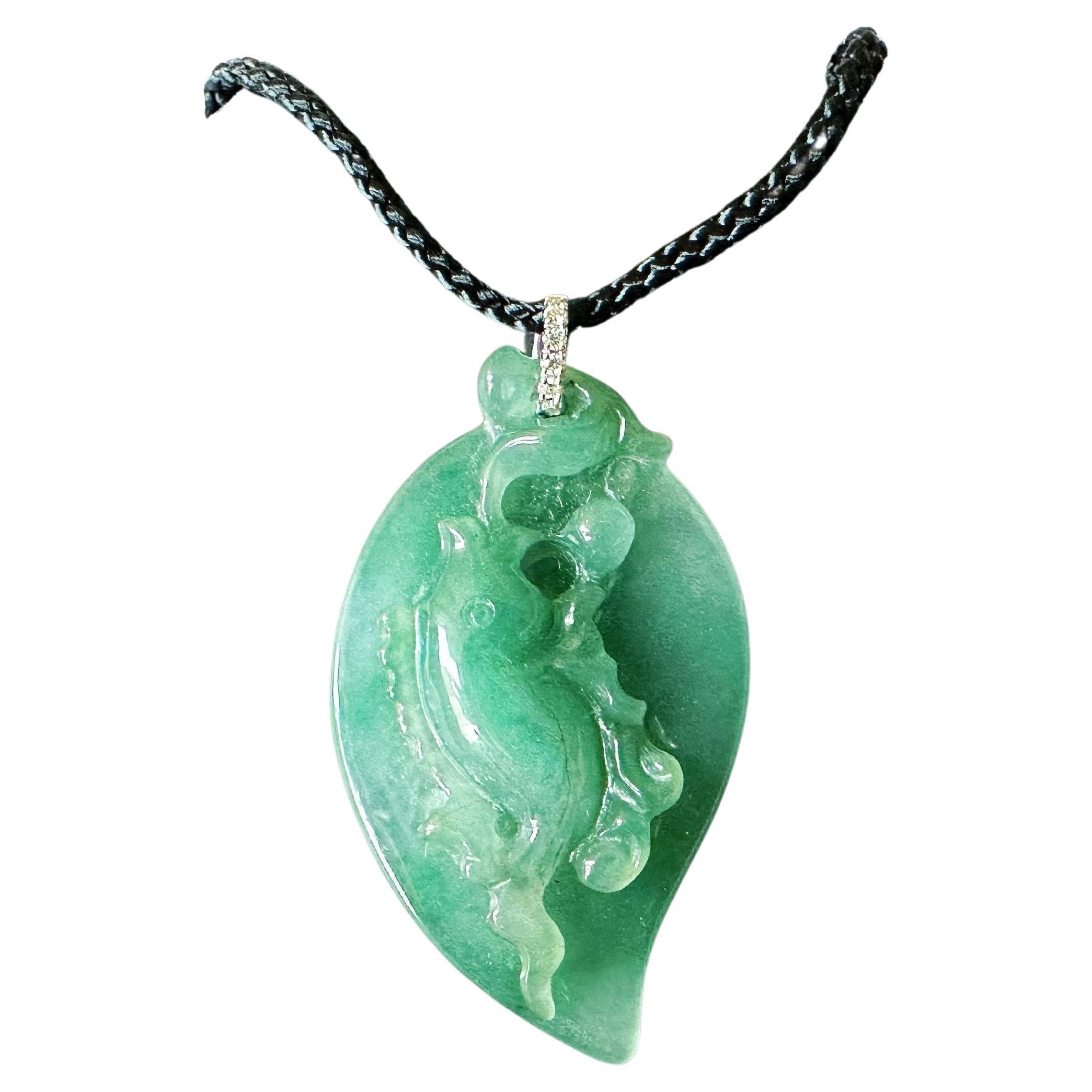 Ciondolo a forma di pesce di giada verde acqua naturale in oro bianco 18 carati con cappa di diamanti in vendita
