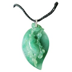 Ciondolo a forma di pesce di giada verde acqua naturale in oro bianco 18 carati con cappa di diamanti