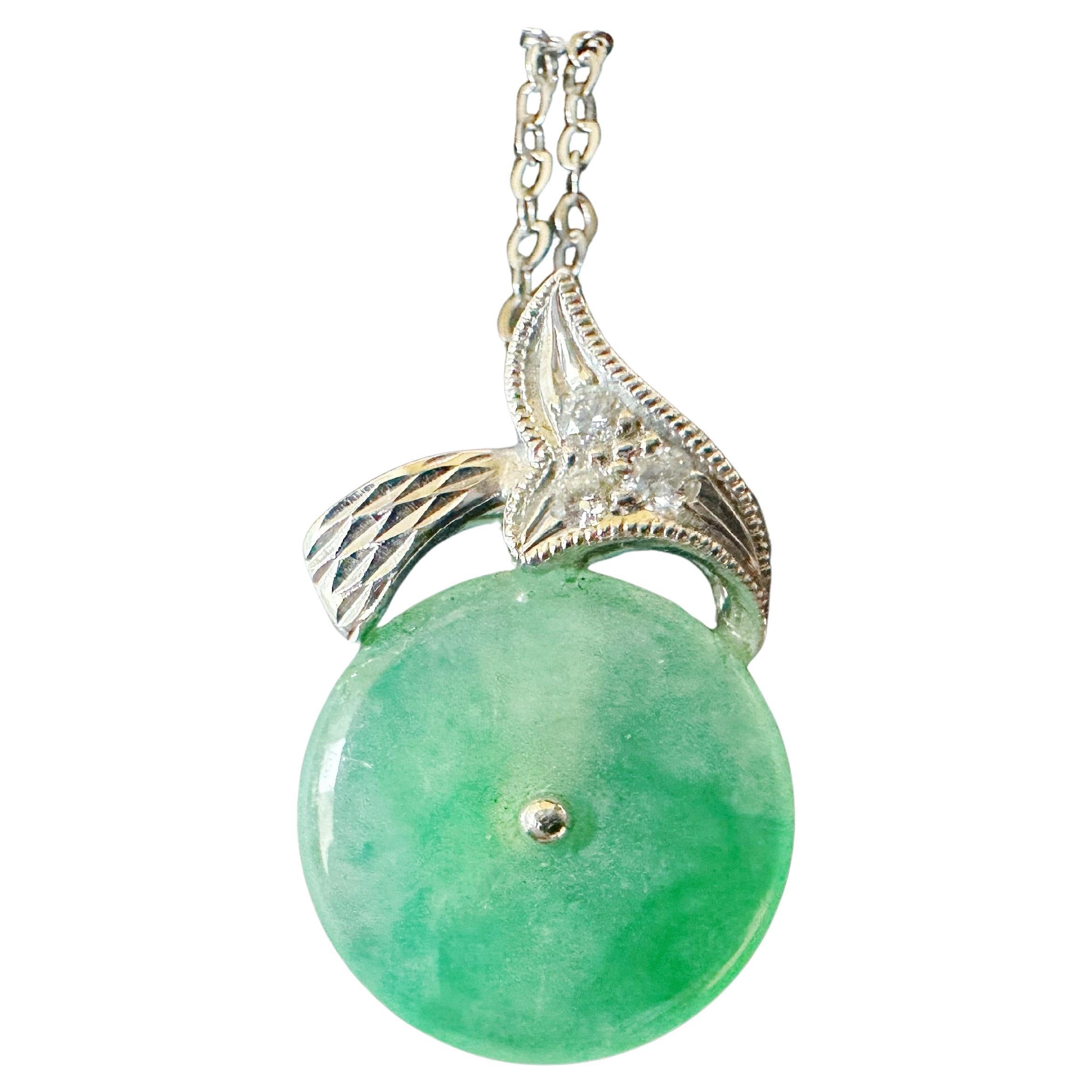 Pendentif en platine et diamant en jade rond naturel du Myanmar de type Icy et de couleur vert vif