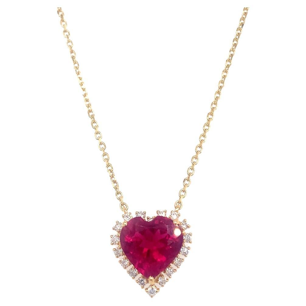 Una bellissima collana di rubelite a forma di cuore con diamante