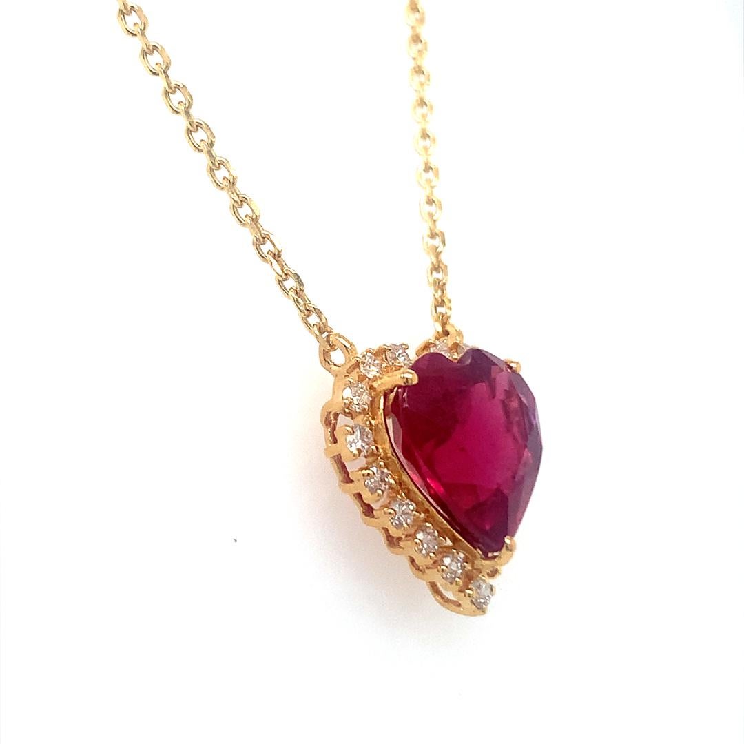 A beautiful heart shape rubelite necklace with diamond In New Condition For Sale In New York, NY
