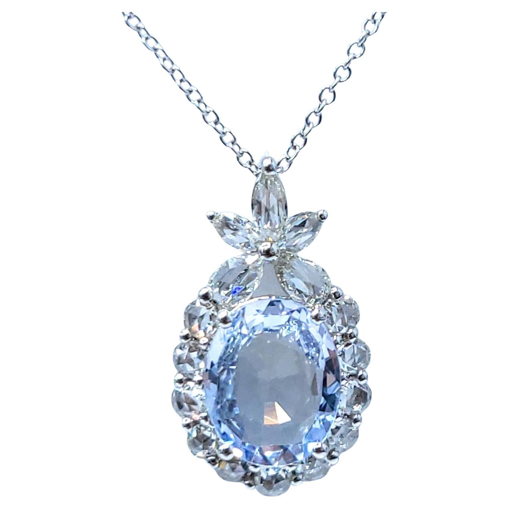 Ce pendentif captivant, méticuleusement réalisé en luxueux or blanc 18 carats, présente en son cœur un superbe saphir de 1,72 carat de taille ovale. Ce saphir particulier présente une teinte 