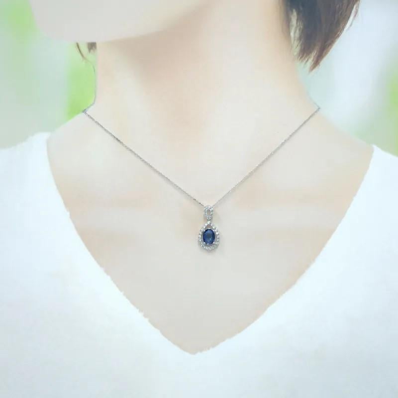 Questo splendido ciondolo, sapientemente realizzato in lussuoso oro bianco 18 carati, ha come cuore un magnifico zaffiro dal taglio ovale da 1,73 carati. Lo zaffiro vanta un'accattivante tonalità di blu vero, un colore senza tempo e universalmente