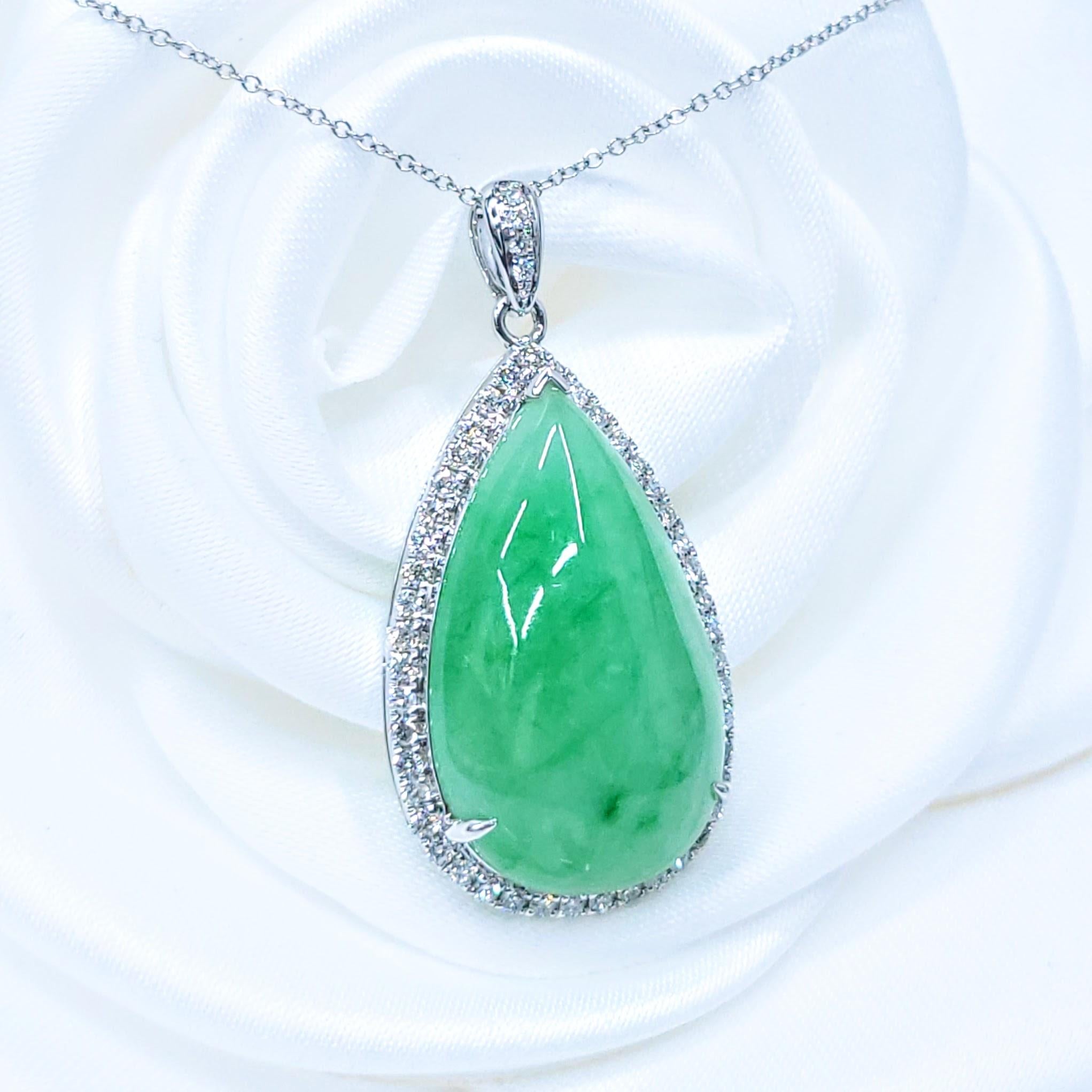 Taille poire Pendentif en or blanc 18 carats en jade certifié Cui Fei de type A et diamant de 0,48 carat en vente