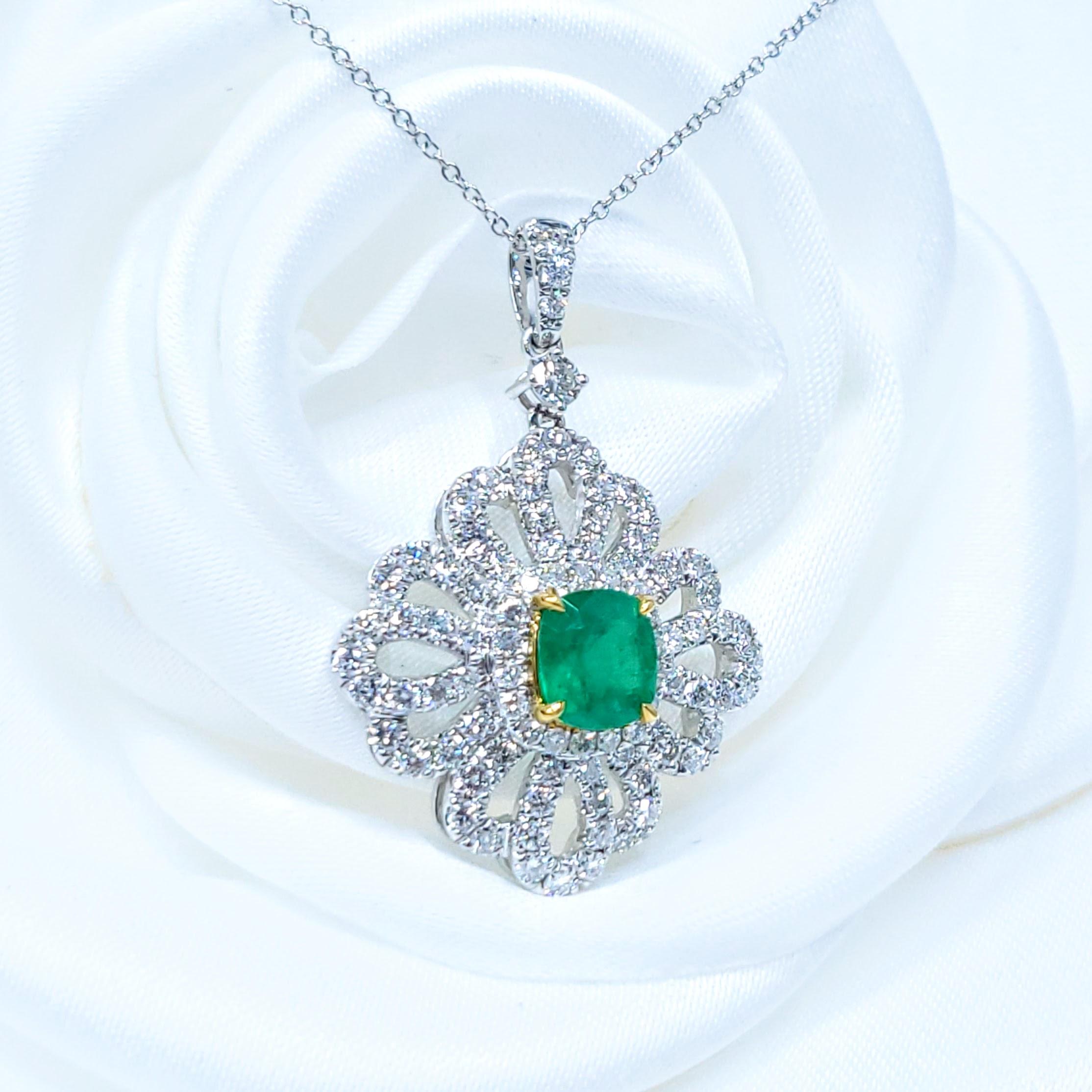Pendentif en or blanc 18 carats certifié IGI avec émeraude colombienne et diamant de 0,88 carat Neuf - En vente à KOWLOON, HK