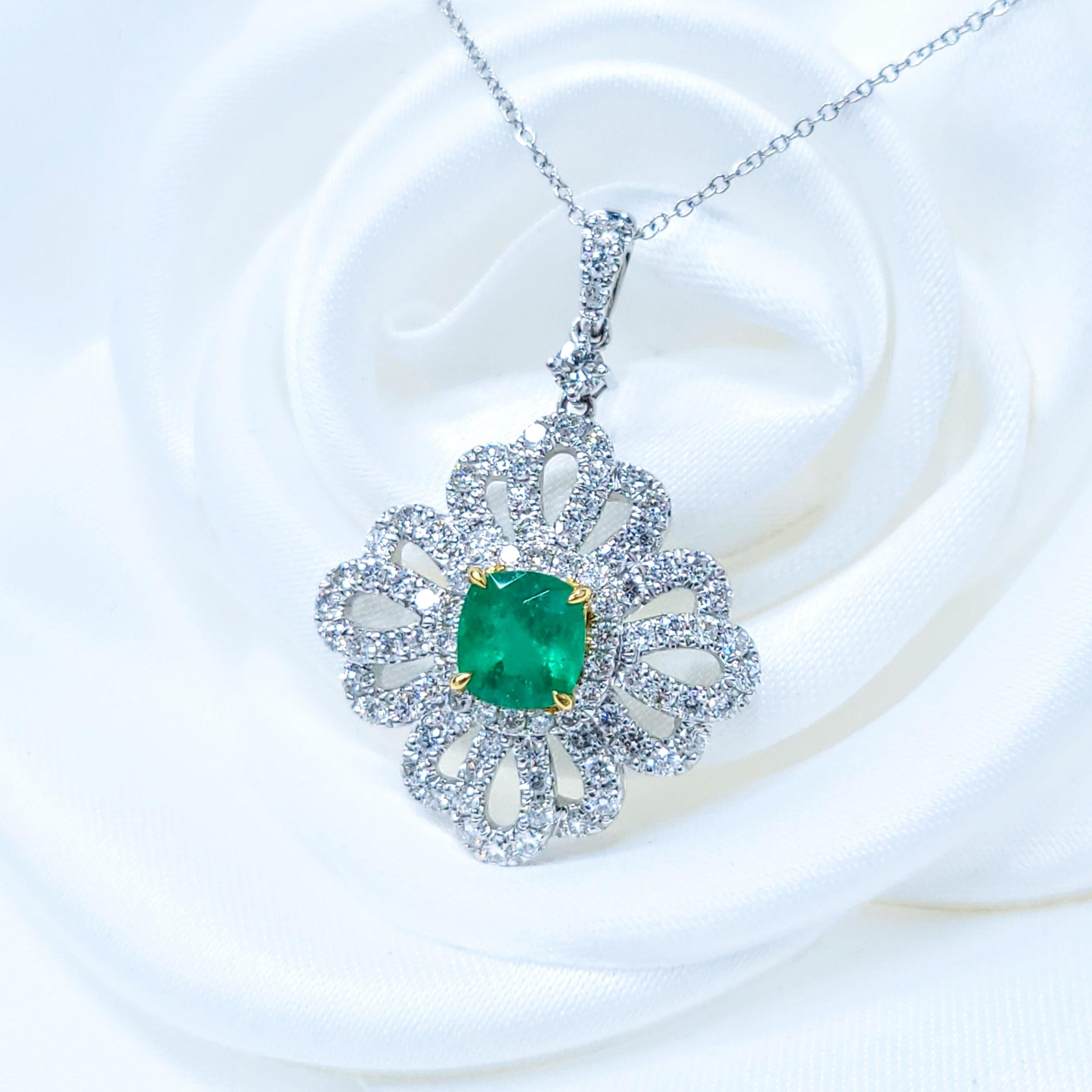 Pendentif en or blanc 18 carats certifié IGI avec émeraude colombienne et diamant de 0,88 carat Pour femmes en vente