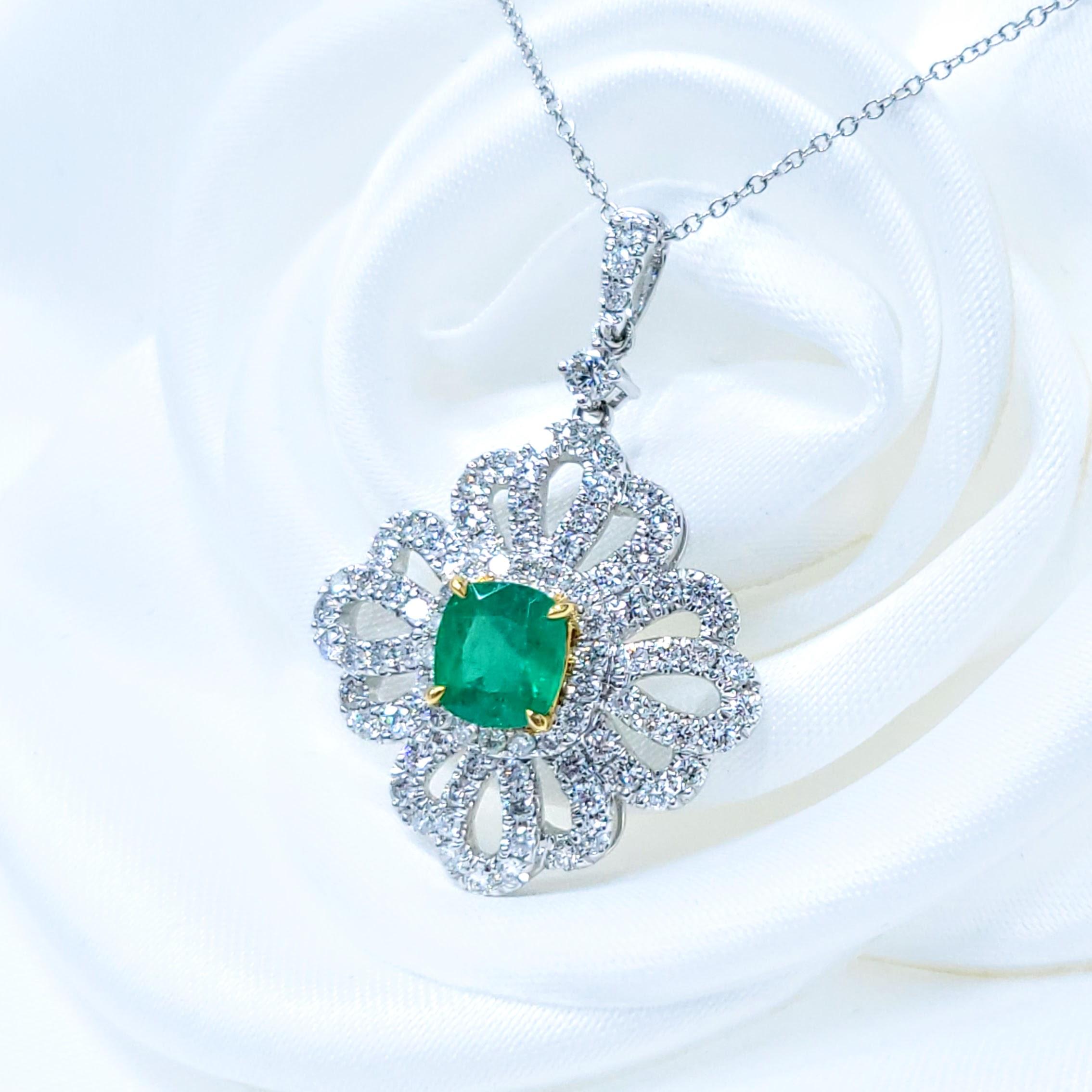 Taille coussin Pendentif en or blanc 18 carats certifié IGI avec émeraude colombienne et diamant de 0,88 carat en vente