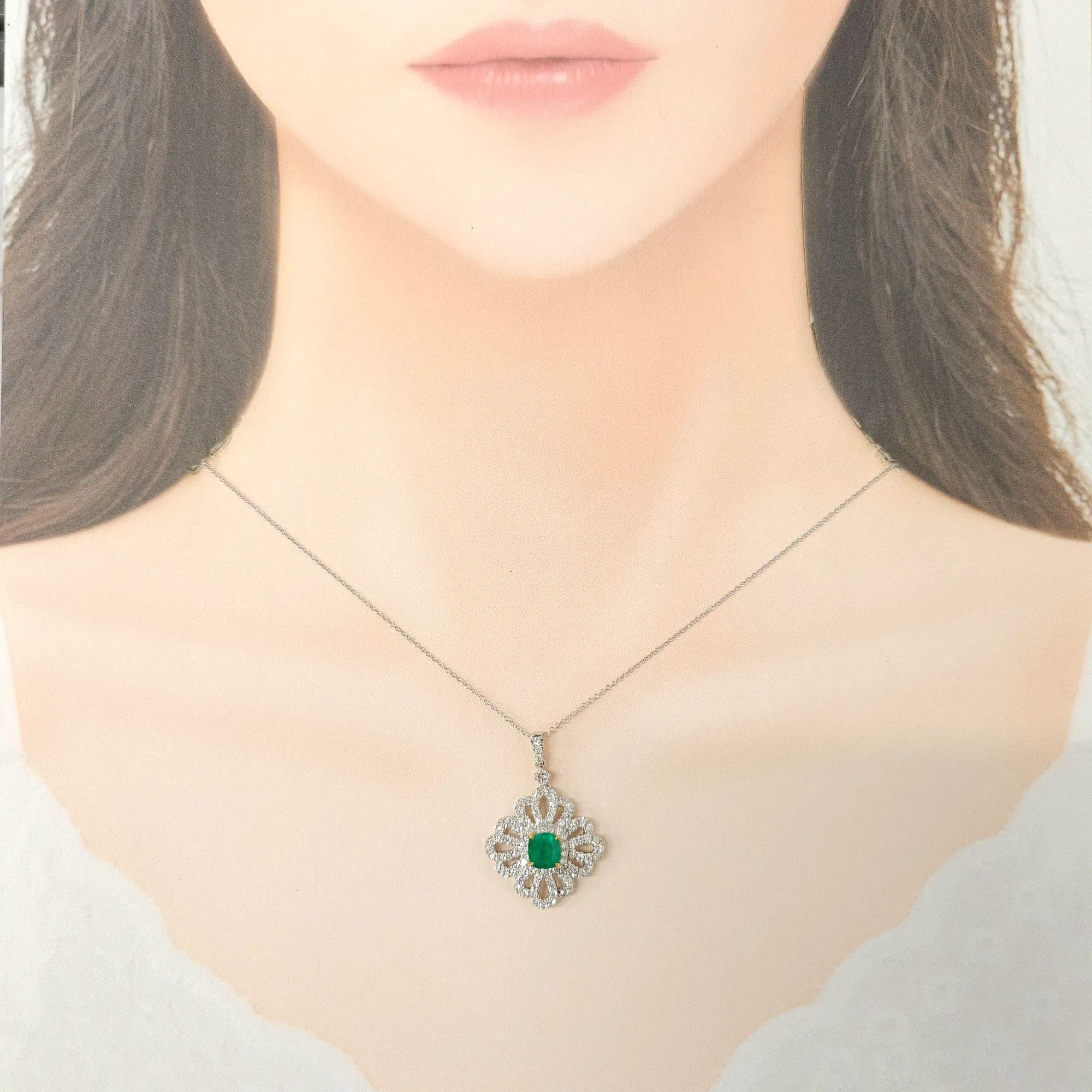 Ce pendentif captivant témoigne d'un design luxueux et d'une beauté naturelle éclatante. Il est méticuleusement réalisé en or blanc 18 carats avec de subtils accents dorés. En son cœur se trouve une superbe émeraude de 0,88 carat, d'une teinte 