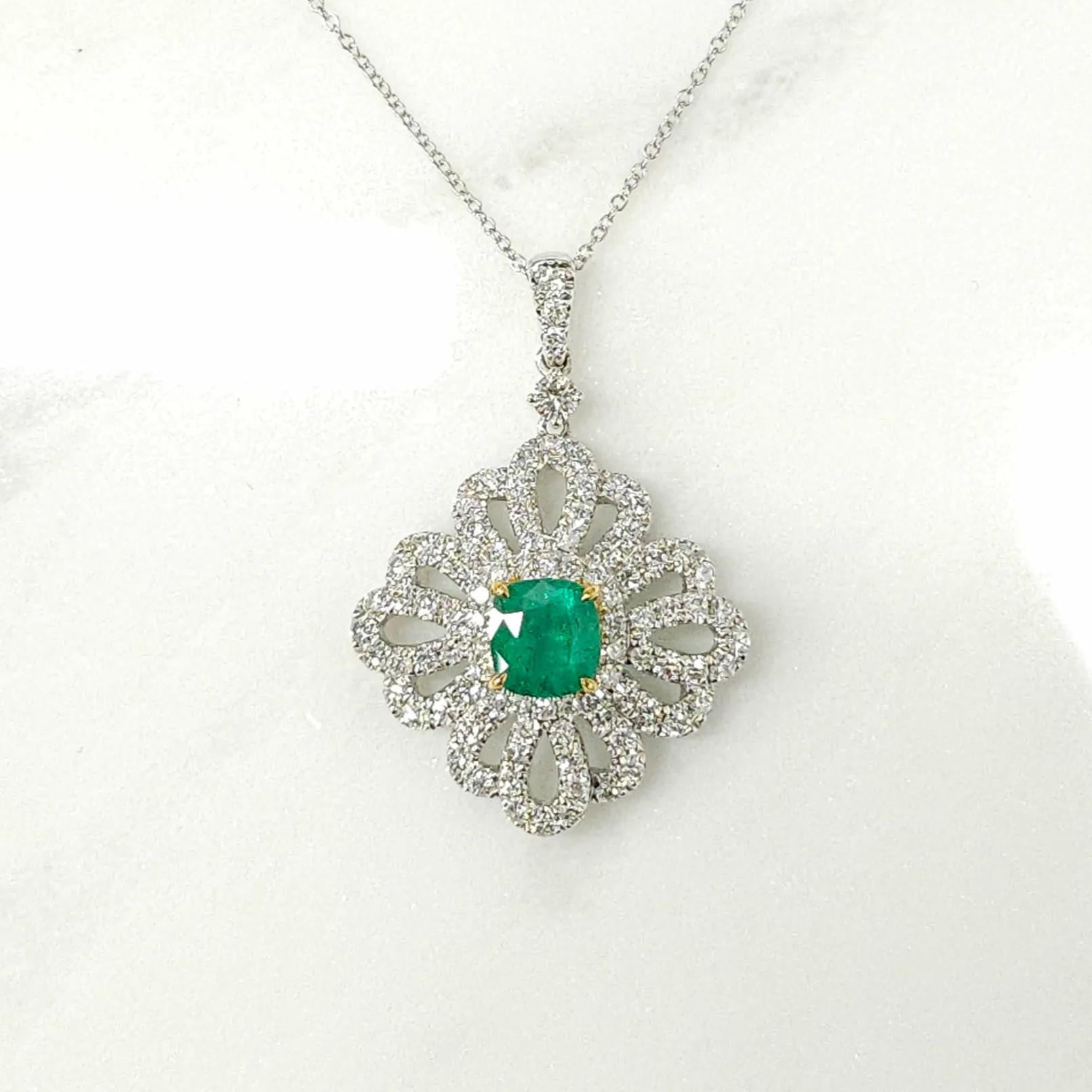 Pendentif en or blanc 18 carats certifié IGI avec émeraude colombienne et diamant de 0,88 carat en vente 2