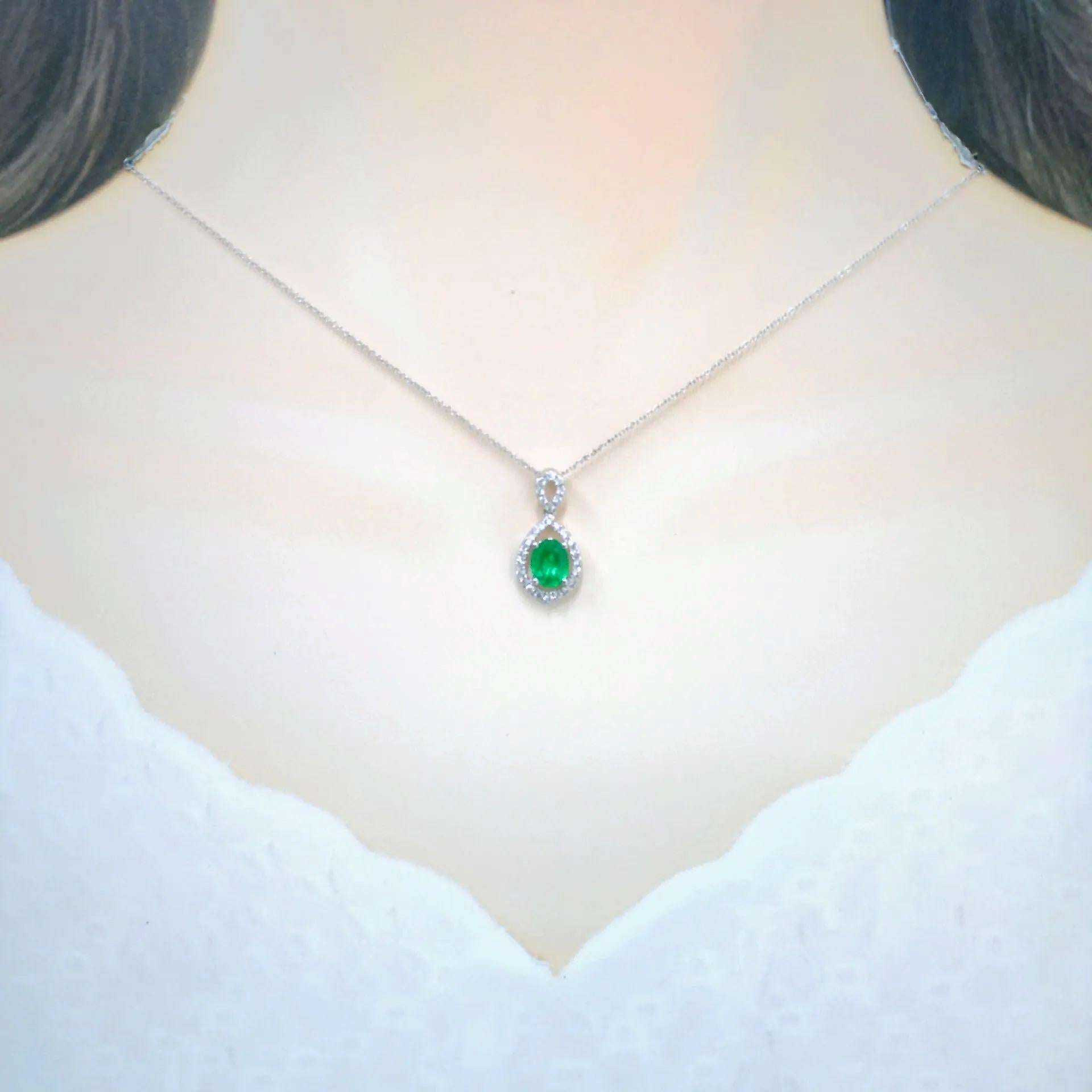 
Questo incantevole ciondolo è una testimonianza di eleganza senza tempo e di vibrante bellezza naturale, meticolosamente realizzato in radioso oro bianco 18 carati. Il cuore di questo gioiello è costituito da uno smeraldo ovale da 0,92 carati, con
