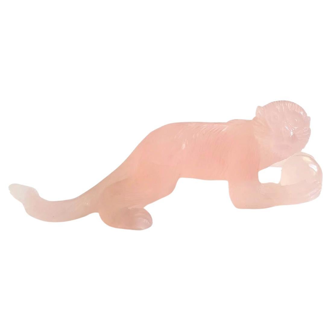 Figurine de singe sculptée en quartz rose en vente