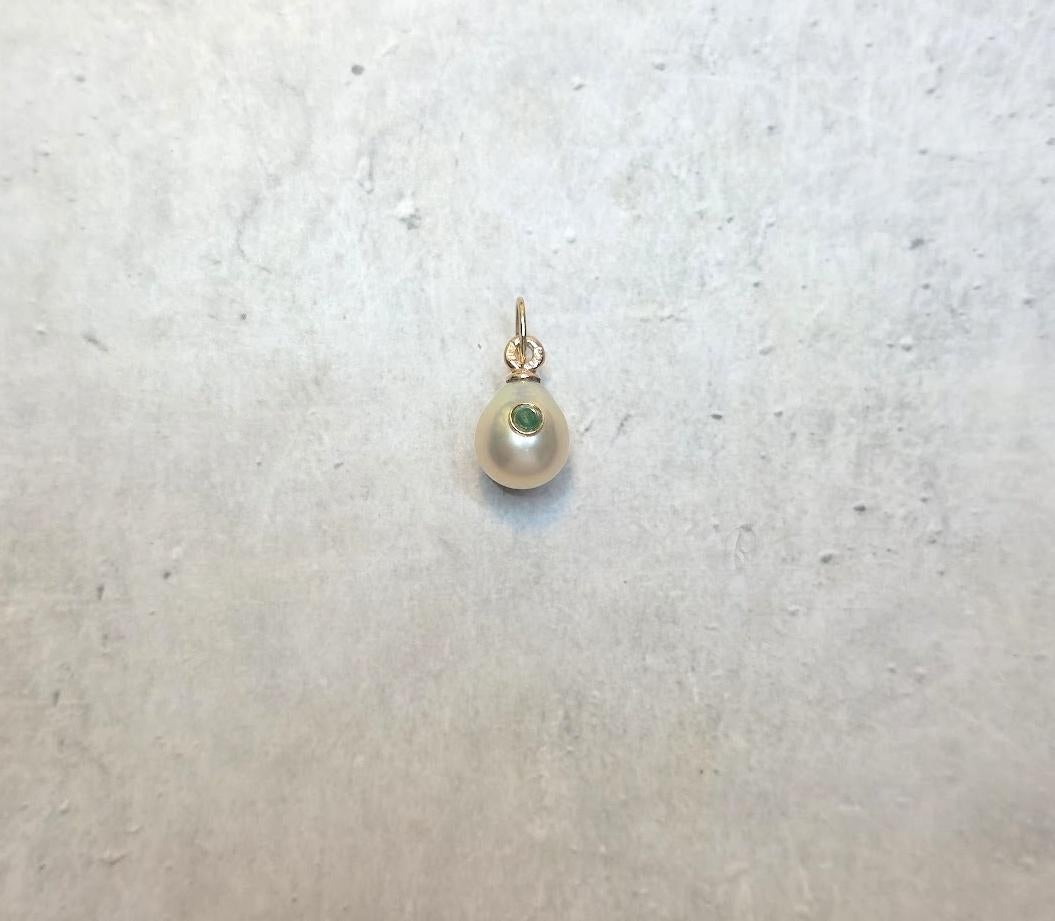 Nous avons le plaisir de vous présenter une autre pièce exceptionnelle de notre Collectional : un charmant et très inhabituel pendentif miniature en forme d'œuf en or rose, fabriqué à partir de perles véritables et orné d'un élément en émeraude