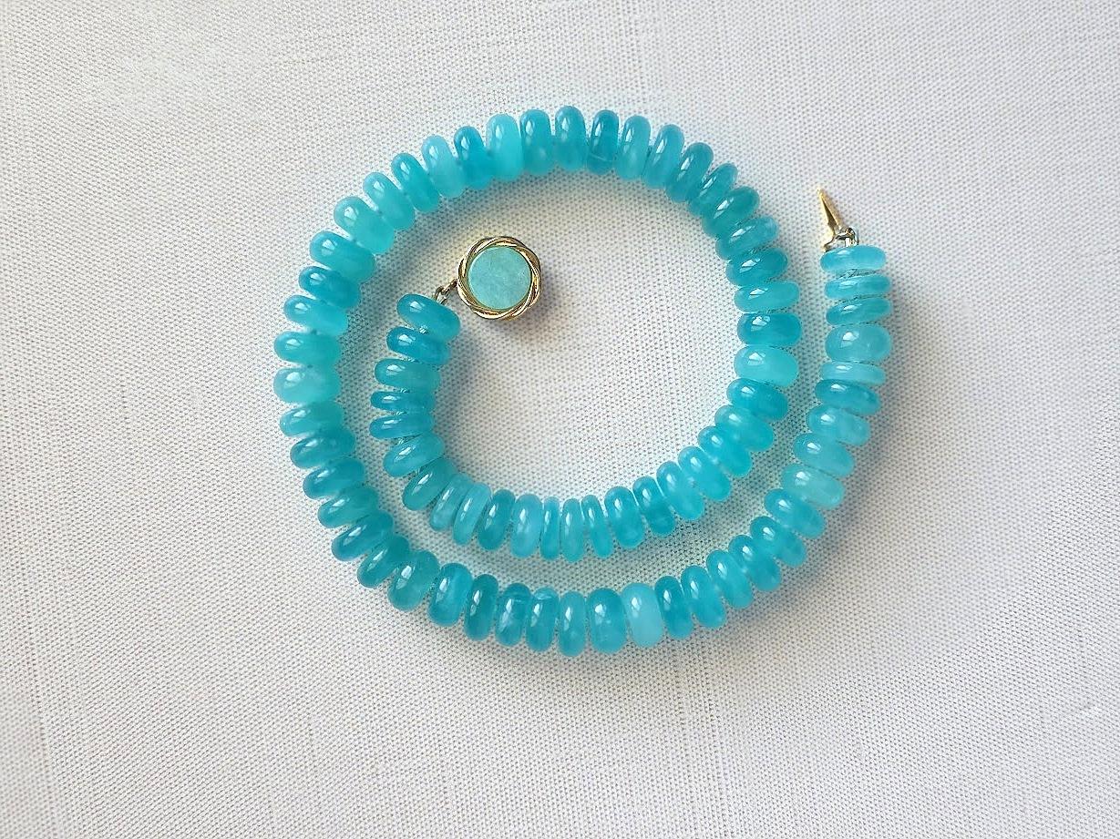 Longueur : 18,5 pouces (47 cm)
Forme de la perle : Rondelle
Taille des perles : 12-12.5 mm
Poids : 103 grammes

Ce collier exquis est fabriqué à la main à partir d'amazonite 100 % naturelle, provenant du Mozambique. Les perles ont une teinte