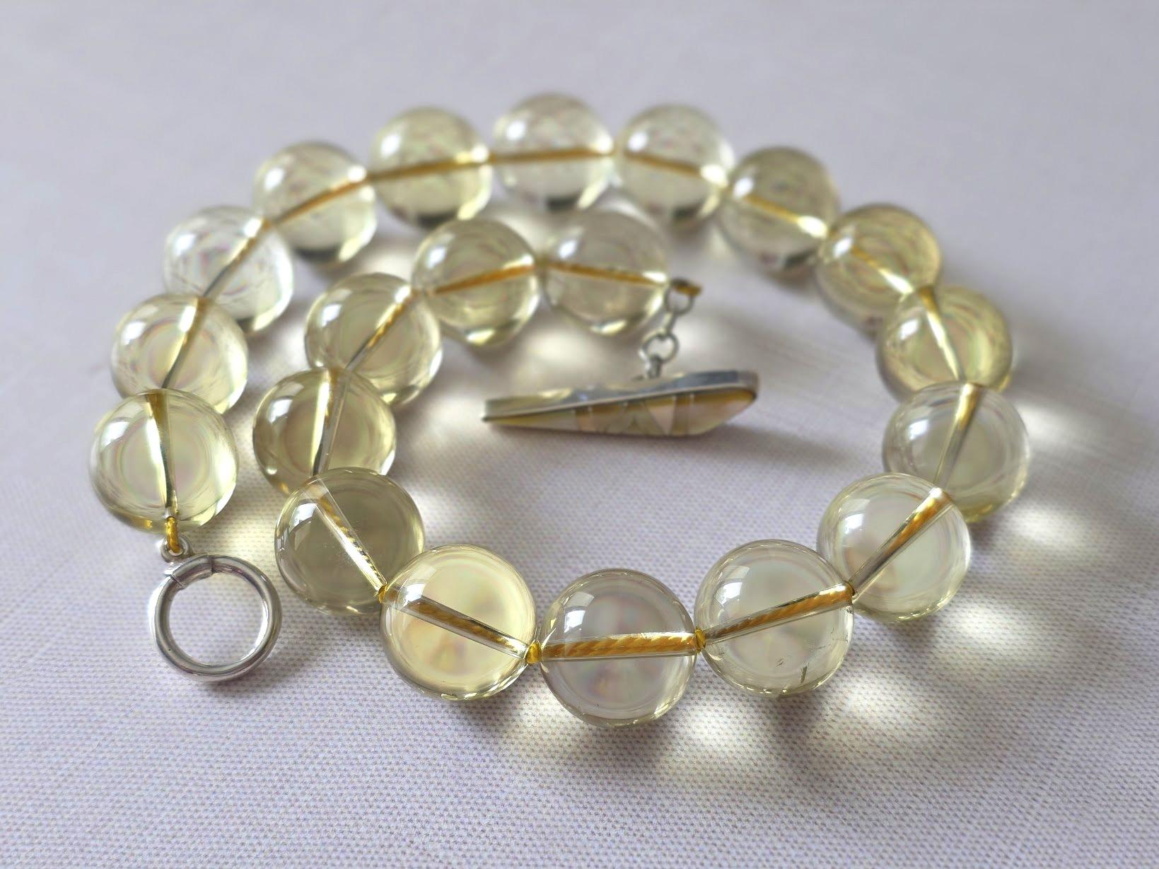 Le collier mesure 45,7 cm de long et les perles rondes et lisses mesurent 20 mm.
Les perles sont d'une belle couleur jaune vif, rappelant le citron. Les perles sont transparentes, propres et de haute qualité.

Ce chef-d'œuvre est sécurisé par un
