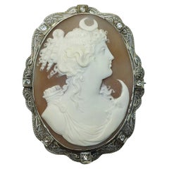 Antico cammeo a conchiglia in oro bianco con spilla di diamanti Dea greca Artemis