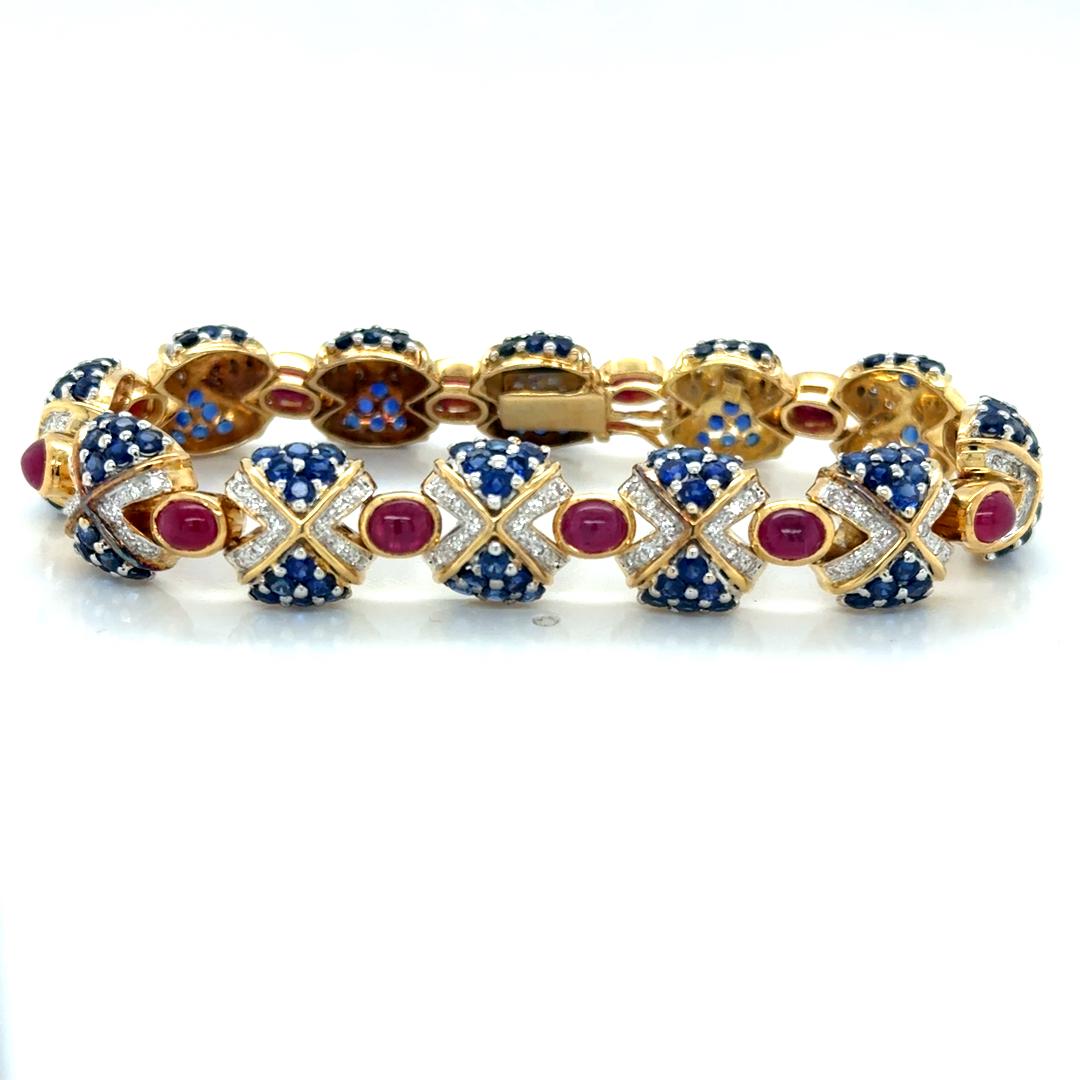 Questo squisito bracciale in oro giallo 18kt è una vera e propria celebrazione del colore e dell'artigianato. Presenta 12 luminosi rubini cabochon per un totale di 4,02 carati, le cui superfici lisce risplendono di un fascino rosso intenso. I rubini