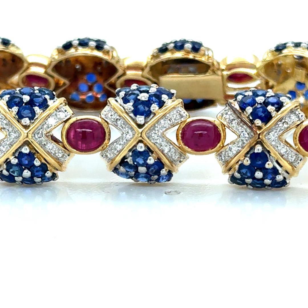 Contemporaneo Bracciale in oro giallo 18 Kt con rubini, zaffiri e diamanti in vendita