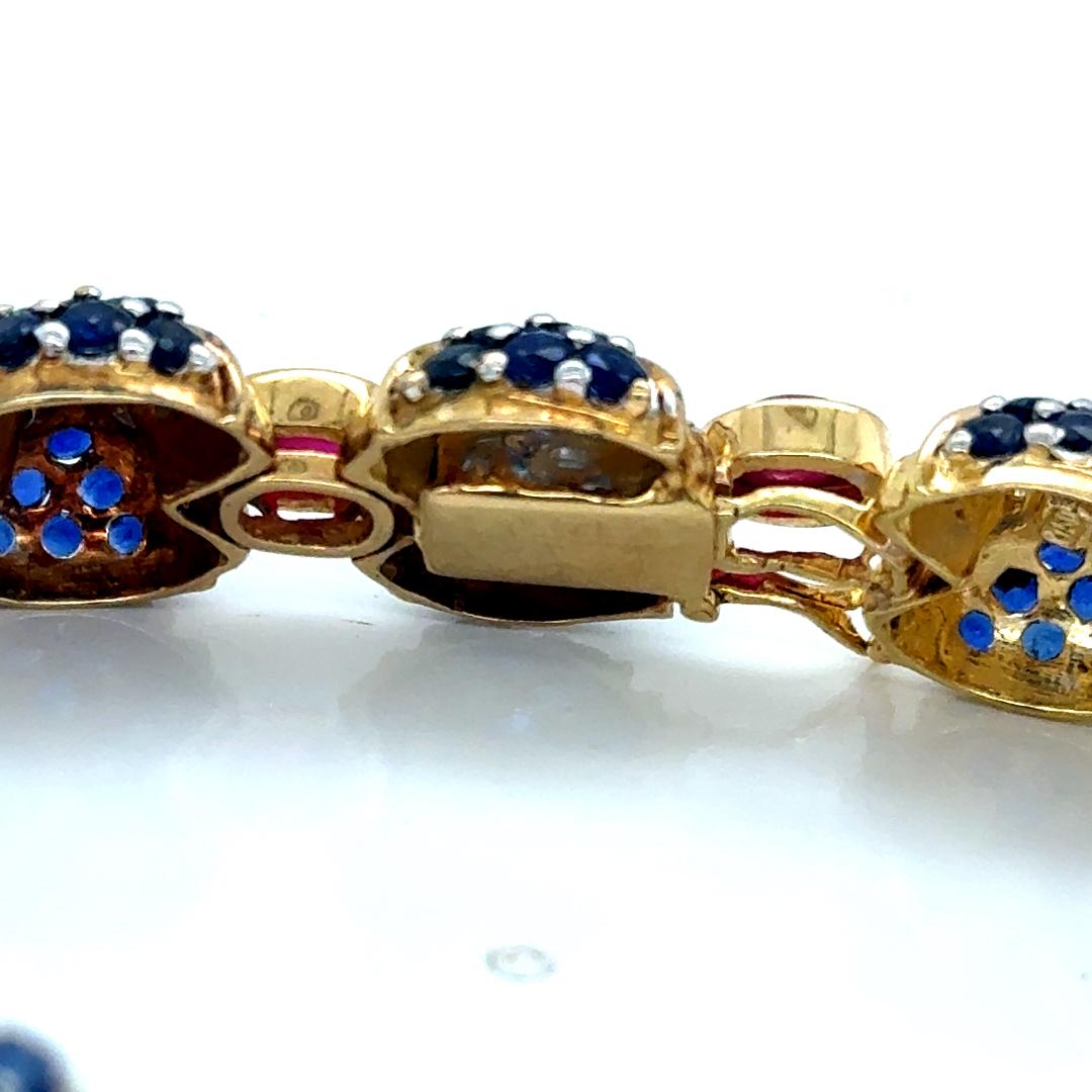 Bracciale in oro giallo 18 Kt con rubini, zaffiri e diamanti In condizioni ottime in vendita a Miami, FL