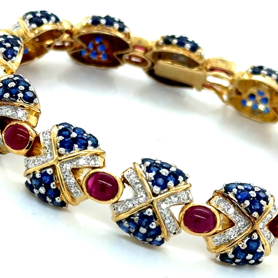 Cabochon Bracciale in oro giallo 18 Kt con rubini, zaffiri e diamanti in vendita