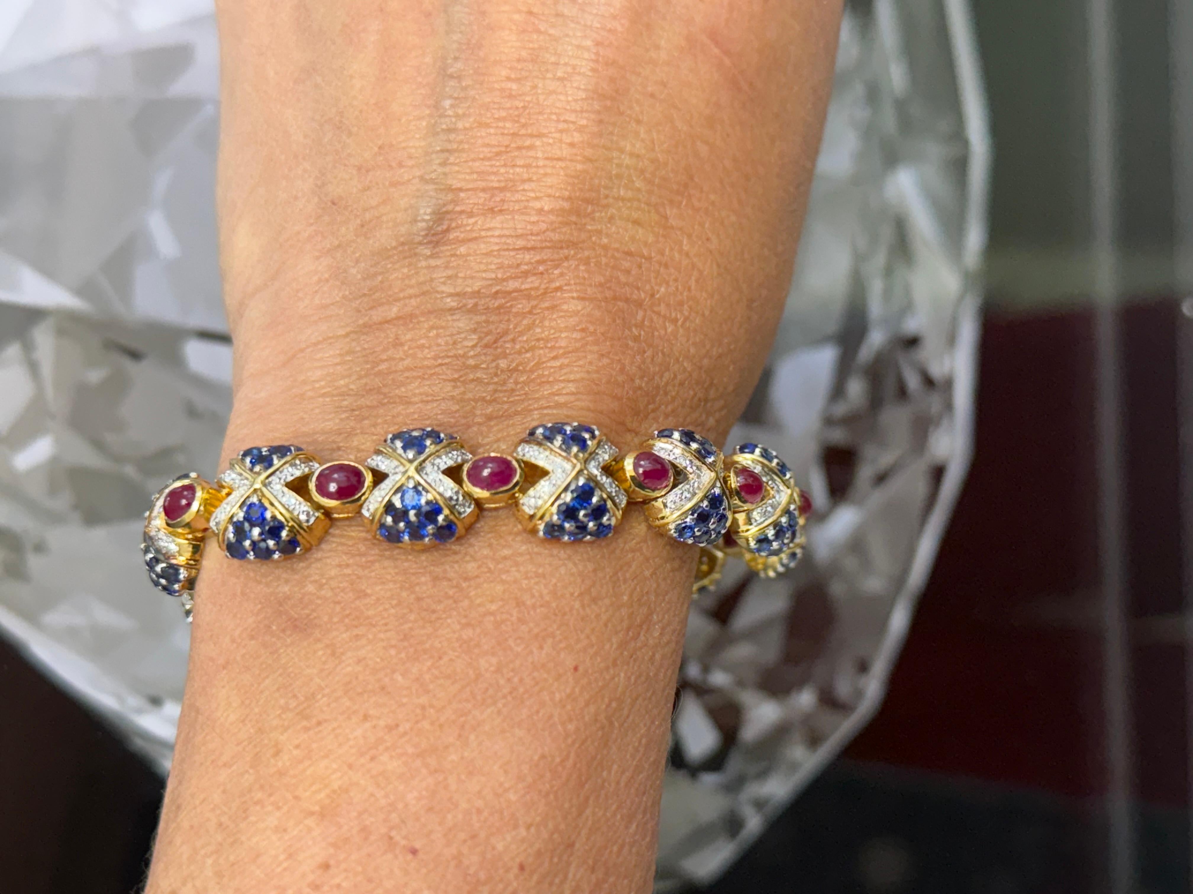 Bracciale in oro giallo 18 Kt con rubini, zaffiri e diamanti in vendita 1