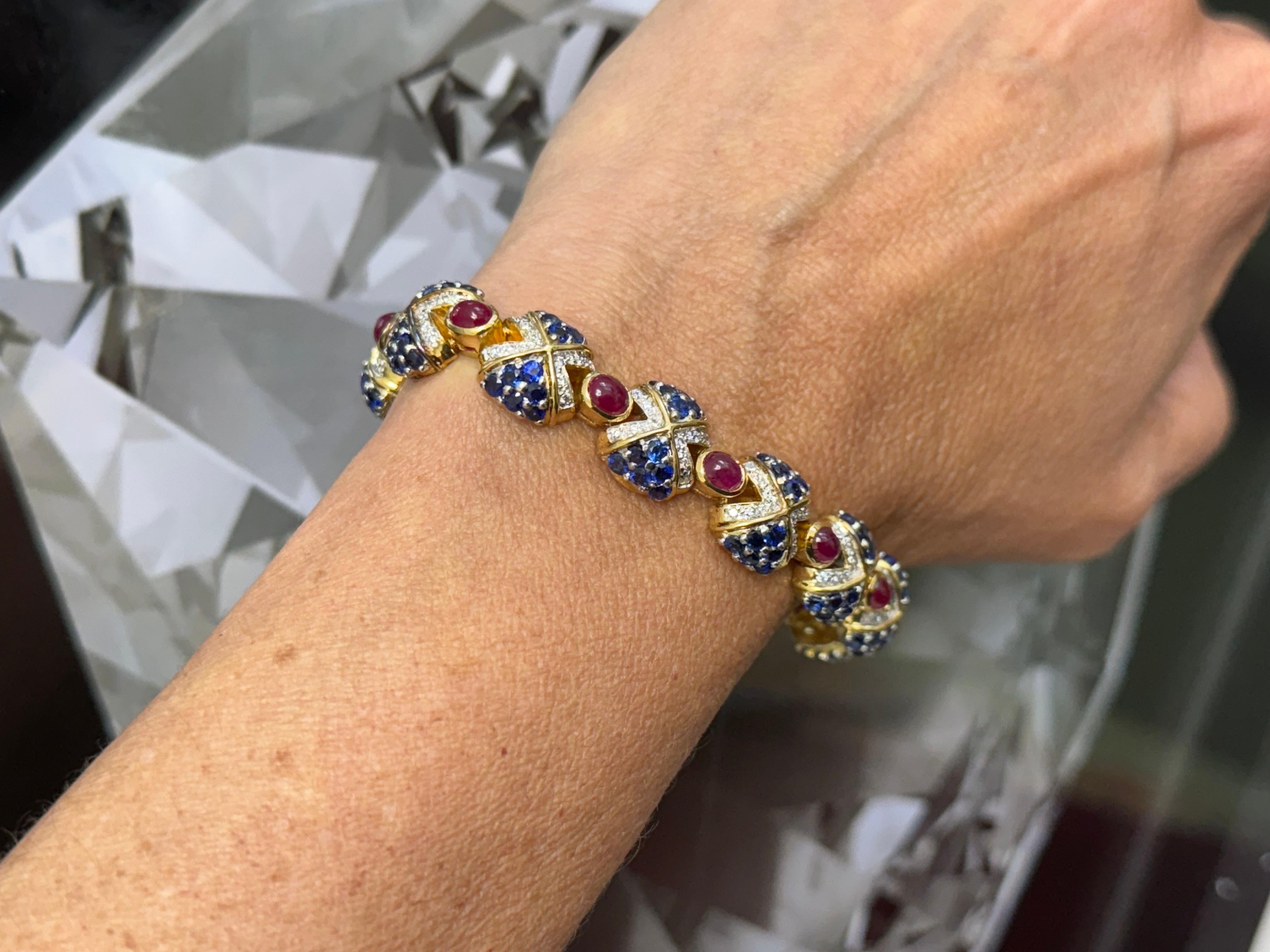 Bracciale in oro giallo 18 Kt con rubini, zaffiri e diamanti in vendita 2