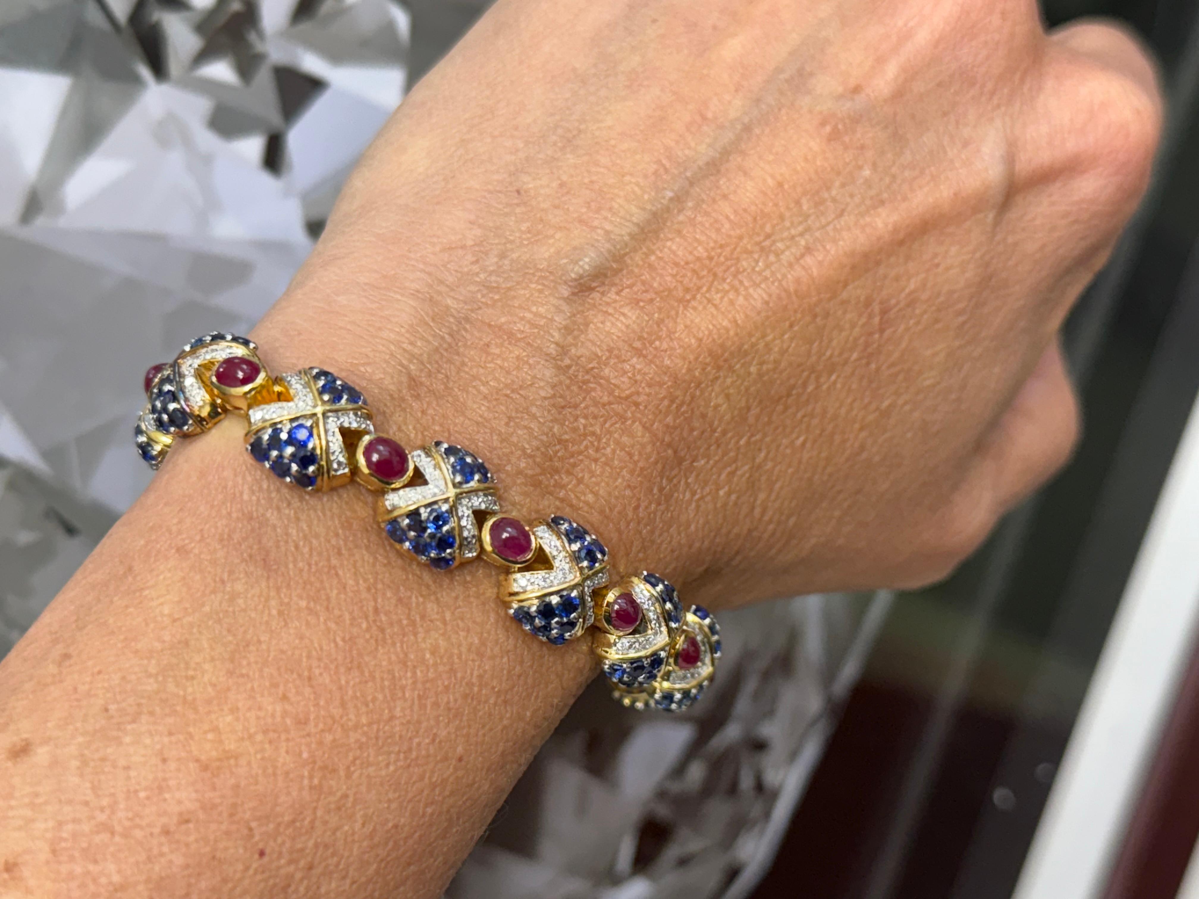Bracciale in oro giallo 18 Kt con rubini, zaffiri e diamanti in vendita 3