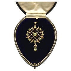 Pendentif/broche en or ancien avec péridots et perles, Grande-Bretagne, début du XXe siècle