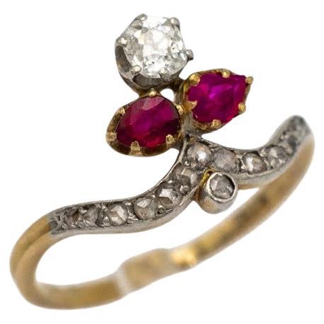 Old gold ring with rubies and diamonds made of 18-karat gold and platinum elements.

The ring is set with two natural teardrop-cut rubies and a central diamond in an old brilliant cut weighing approx. 0.24ct (colour H, clarity P2).

Additionally,